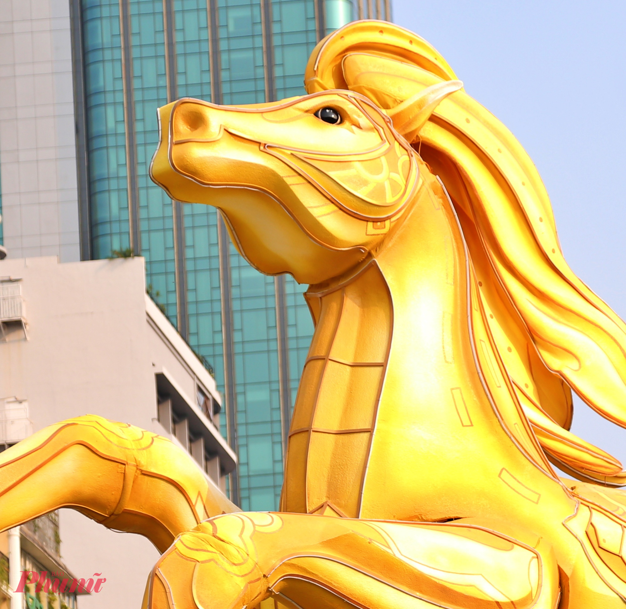 Tạo hình ngựa lấy cảm hứng từ Thánh Gióng - biểu tượng cho tinh thần quật cường và khát vọng vươn lên của dân tộc nhưng được thể hiện theo tinh thần nhẹ nhàng, thư thái, đúng với thông điệp “thong dong” giữa nhịp sống hiện đại.