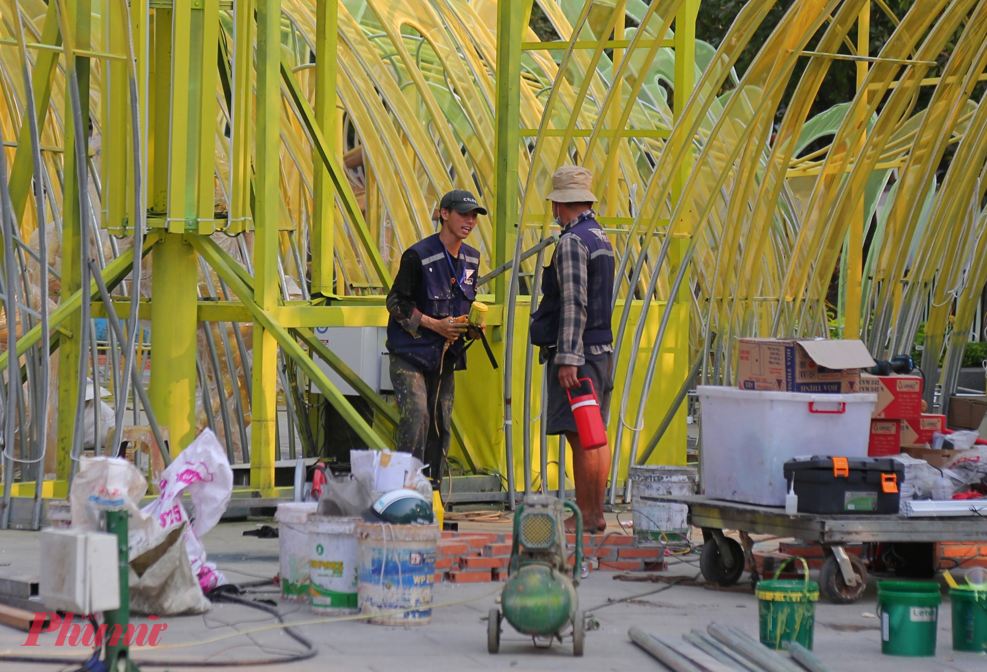 Điểm đặc biệt của linh vật này là chất liệu tre đan hình học thân thiện với môi trường, tạo nên một không gian sinh thái đa tầng. Xung quanh là thảm thực vật xanh mát, cho phép du khách len lỏi, dạo bước và cảm nhận sự thư thái, an yên giữa trung tâm thành phố sôi động. Hiện công nhân đang khẩn trương hoàn thiện cảnh quan xung quang.