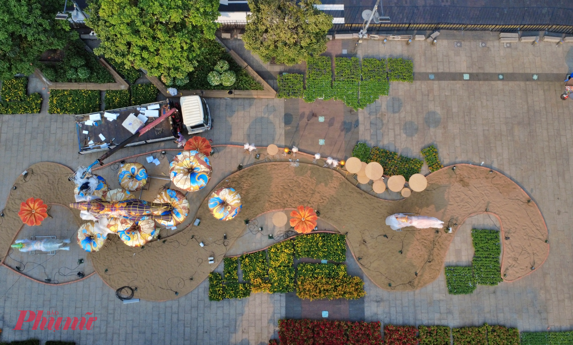 Theo ghi nhận, các đơn vị thi công đang khẩn trương hoàn thiện những hạng mục cuối cùng để kịp ngày khai mạc. Với linh vật ngựa khổng lồ cùng loạt đại cảnh giàu tính nghệ thuật và văn hóa, Đường hoa Nguyễn Huệ năm nay được kỳ vọng sẽ mang đến cho người dân và du khách một không gian du xuân vừa hiện đại, vừa đậm hồn Việt.