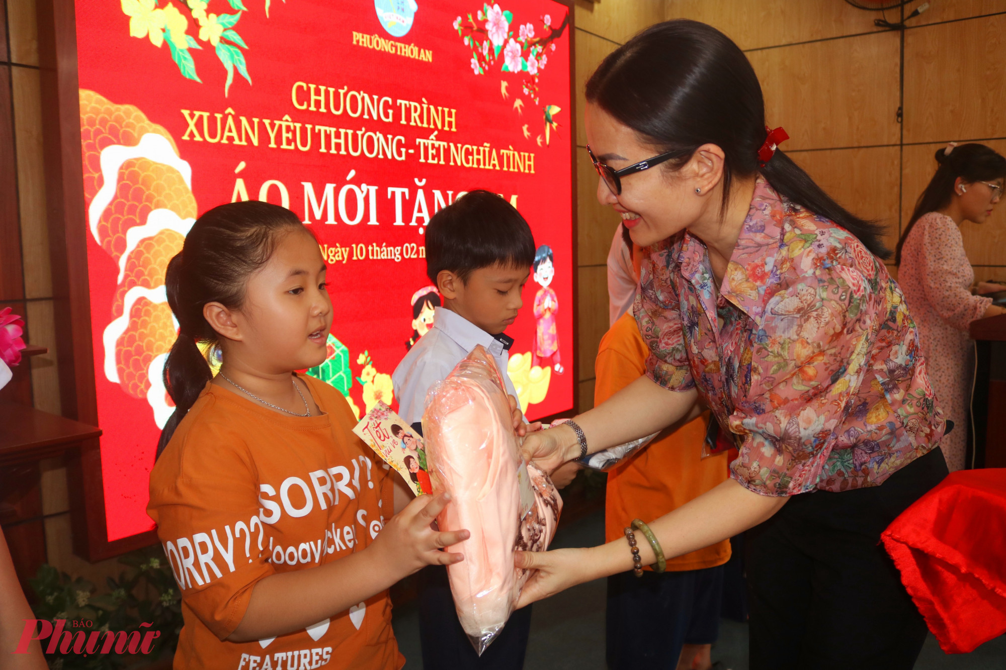 Bà Nguyễn Thị Thúy Vinh – Phó chủ tịch Ủy ban MTTQ Việt Nam phường Thới An, Chủ tịch Hội LHPN phường – tặng quần áo mới cho các em nhỏ - Ảnh: Mẫn Nhi