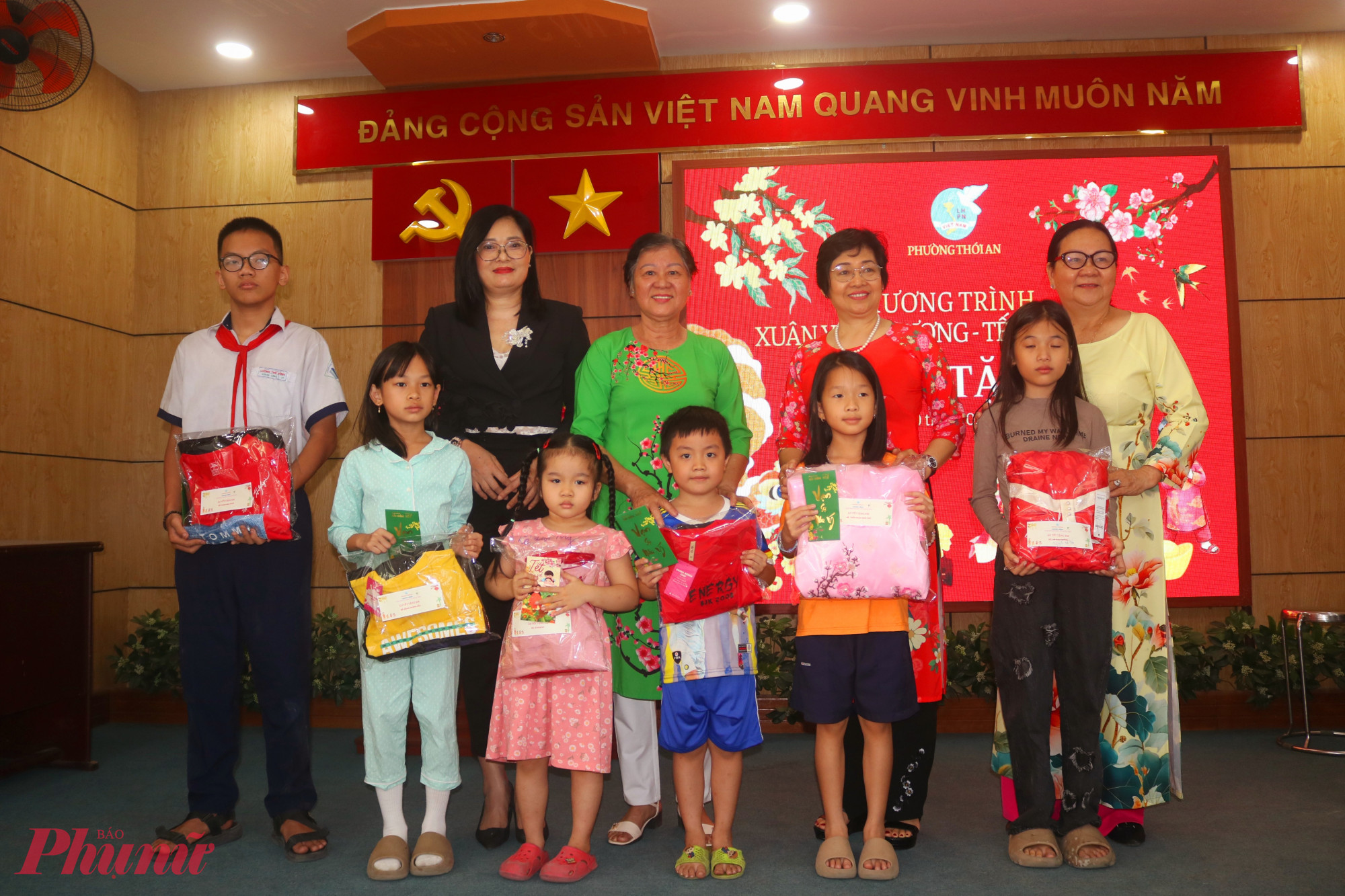 Các “Mẹ đỡ đầu” cùng tặng quà và lì xì tết cho trẻ tại buổi gặp mặt - Ảnh: Mẫn Nhi