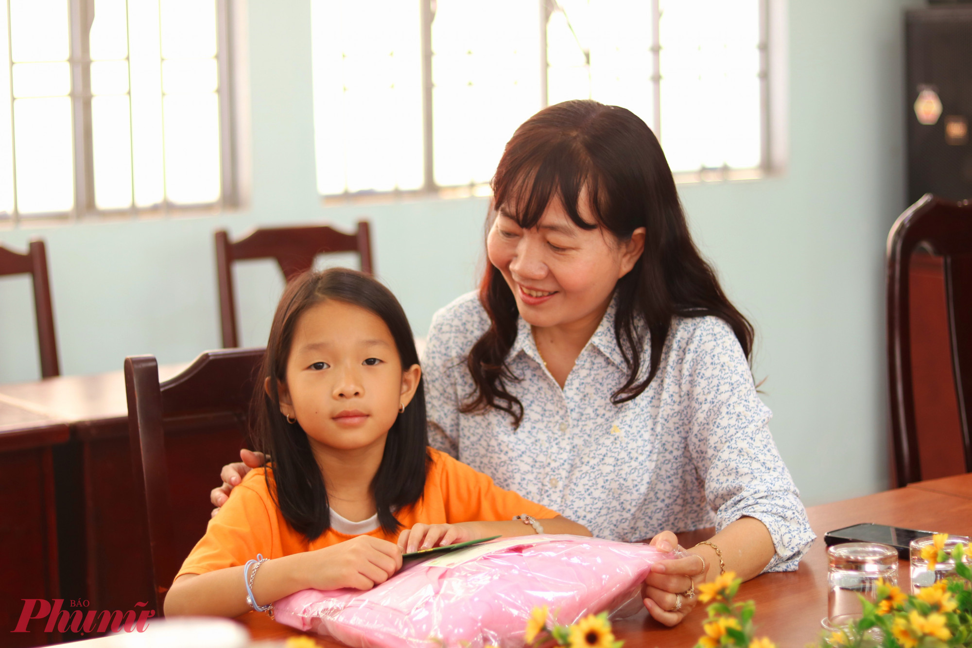 Bà Nguyễn Thị Thu Hà – Phó chủ tịch Hội LHPN phường Thới An – trao quà và trò chuyện thân mật cùng các em  - Ảnh: Mẫn Nhi