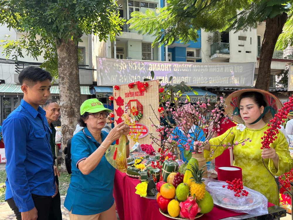 Hội thi trang trí mai đào nhằm tạo không khí vui tươi, đậm đà bản sắc tết cổ truyền đến cán bộ, hội viên phụ nữ - Ảnh: ML