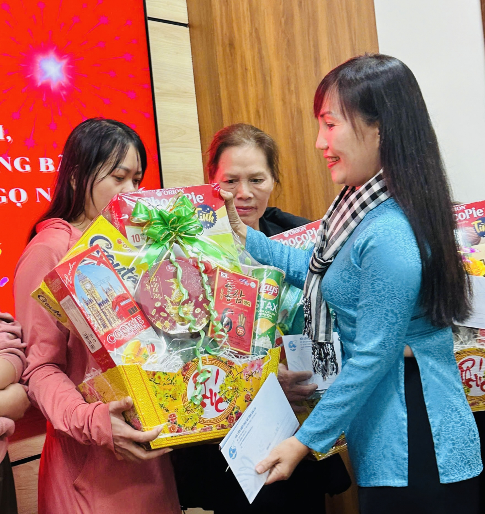 Bà Trịnh Thị Thanh - Phó chủ tịch thường trực Hội LHPN TPHCM - trao quà tết cho phụ nữ khó khăn phường Quy Nhơn Bắc, tỉnh Gia Lai - Ảnh:T.T