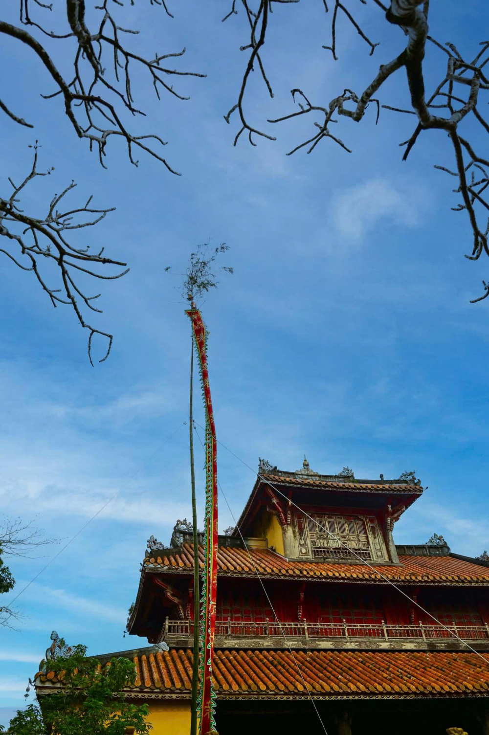 Nghi lễ Thượng nêu trong Hoàng cung Huế được tiến hành theo trình tự chặt chẽ. Trước hết là lễ cáo yết, báo với tổ tiên và thần linh về việc dựng nêu. Sau đó, các quan viên trong trang phục đại triều, nhạc lễ cung đình được cử hành với trống, chiêng, nhã nhạc vang lên trang nghiêm. 