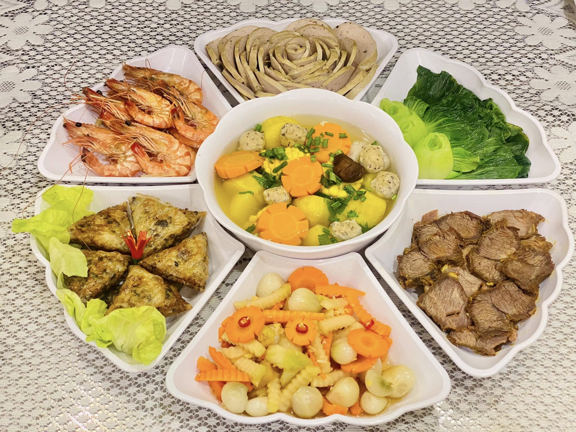 Bánh tét, dưa món và các món mặn truyền thống tạo nên nét đặc trưng của mâm cỗ Tết miền Trung