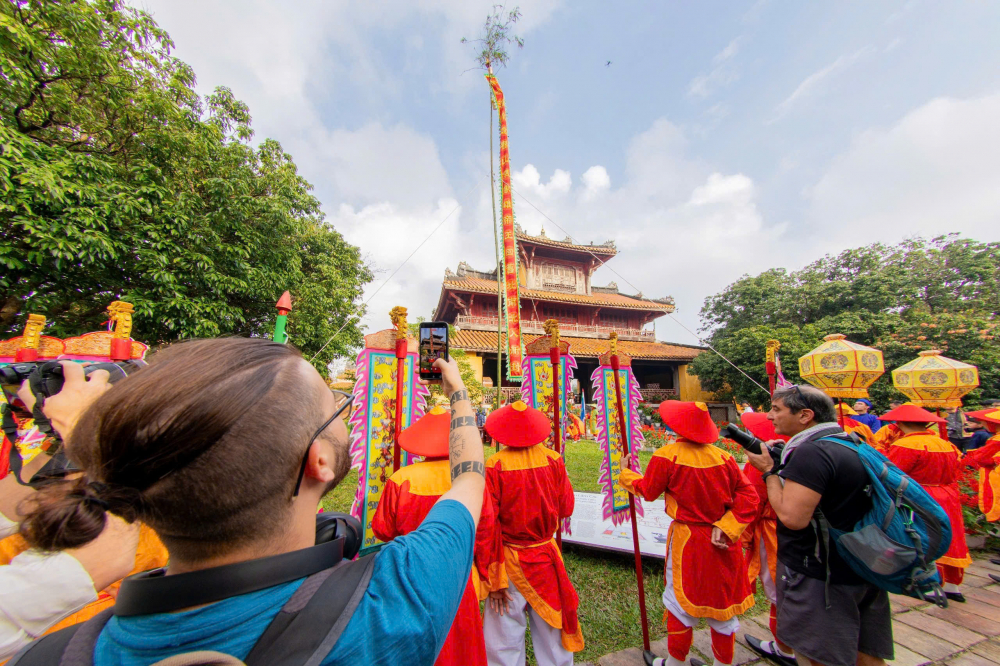 Dưới bầu trời trong xanh của những ngày cuối năm, khi gió đông se lạnh len qua từng mái ngói rêu phong, lễ Thượng nêu cung đình Huế lại được cử hành như một nghi thức thiêng liêng, mở đầu cho chuỗi sinh hoạt Tết cổ truyền của dân tộc. 