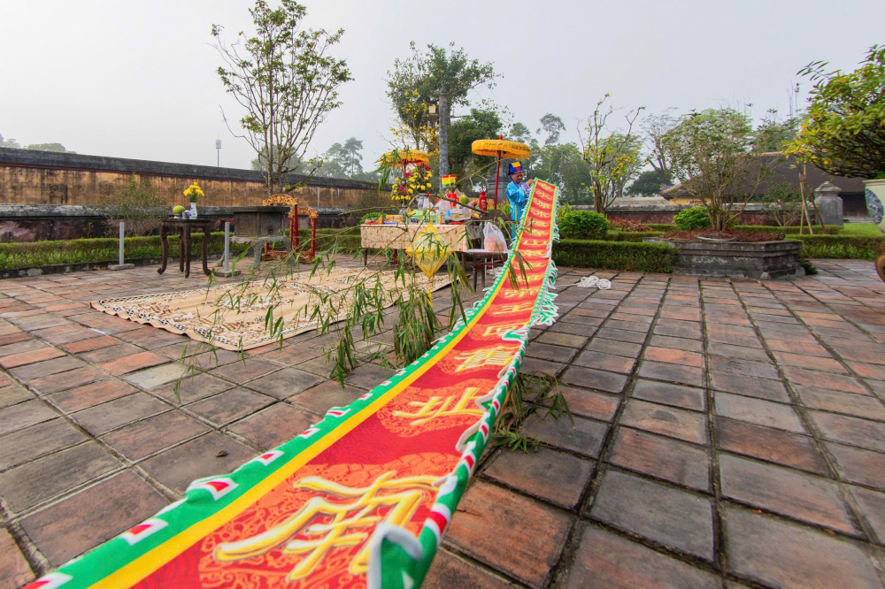 Nghi lễ được tái hiện trang trọng theo nghi thức cung đình xưa, góp phần tôn vinh giá trị văn hóa Huế và tạo điểm nhấn đặc sắc cho du khách khi đến Cố đô Huế dịp cuối năm.