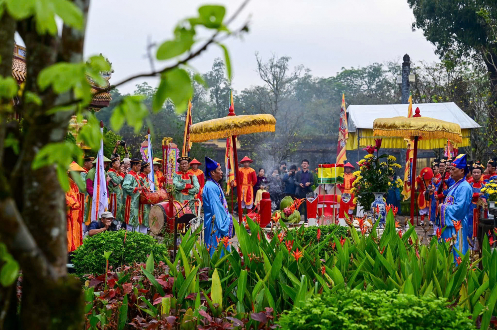 Đây không chỉ là một lễ lễ mang đậm dấu ấn cung đình triều Nguyễn, mà còn là biểu tượng văn hóa phản ánh thế giới quan, nhân sinh quan và ước vọng an hòa của người Việt xưa.