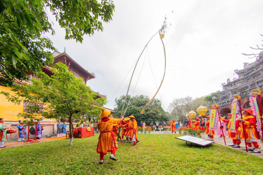 Ngày nay, cùng với sự phục dựng các nghi lễ cung đình Huế, lễ Thượng nêu đã được tái hiện trong các chương trình văn hóa truyền thống, đặc biệt tại Đại Nội Huế. Dù không còn mang đầy đủ chức năng tâm linh như xưa, nhưng nghi lễ này vẫn giữ nguyên giá trị biểu tượng và giáo dục. Nó giúp thế hệ trẻ hiểu hơn về nếp sống, tư duy và bản sắc văn hóa của cha ông, đồng thời khơi dậy niềm tự hào về di sản cố đô.