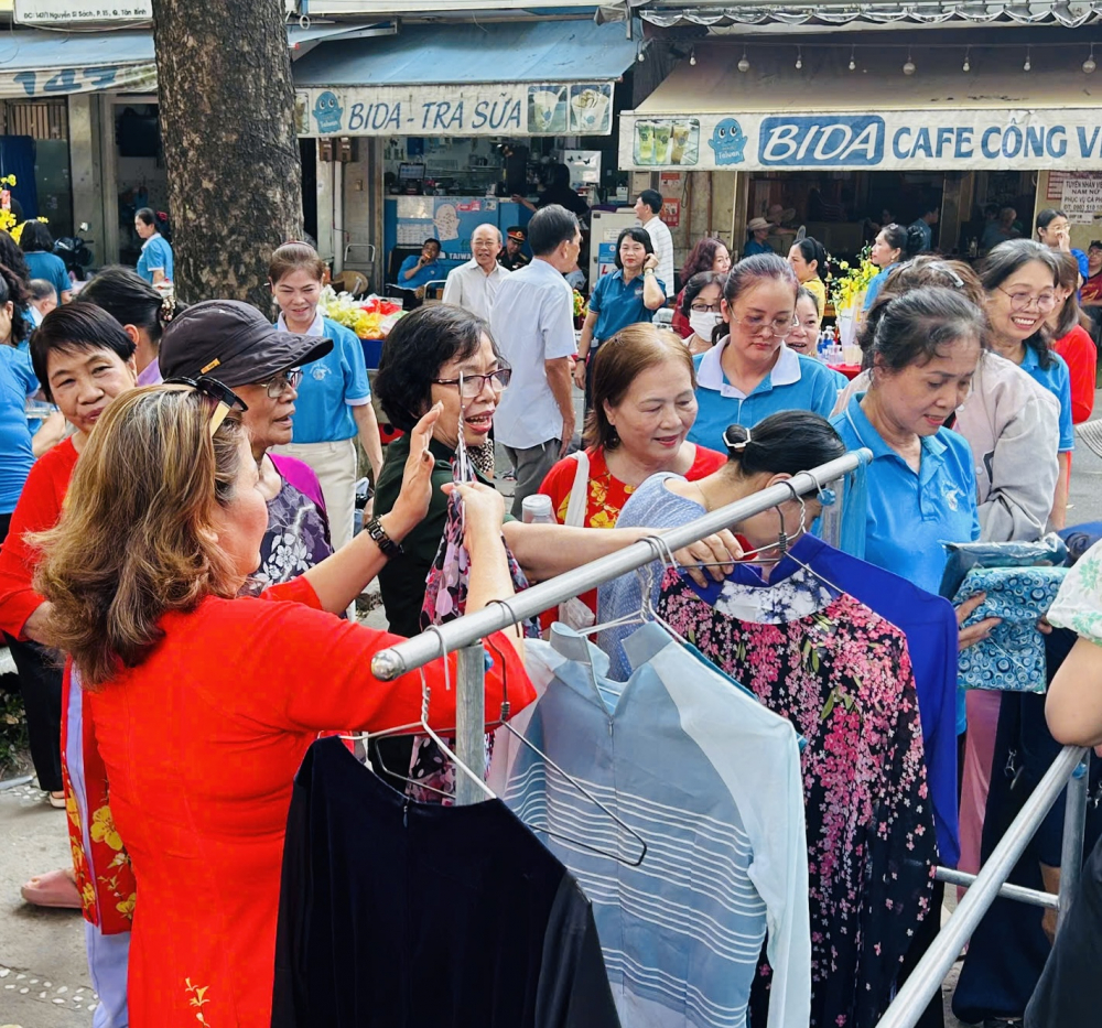 Gian hàng áo dài yêu thương đã trao 120 bộ đến phụ nữ 