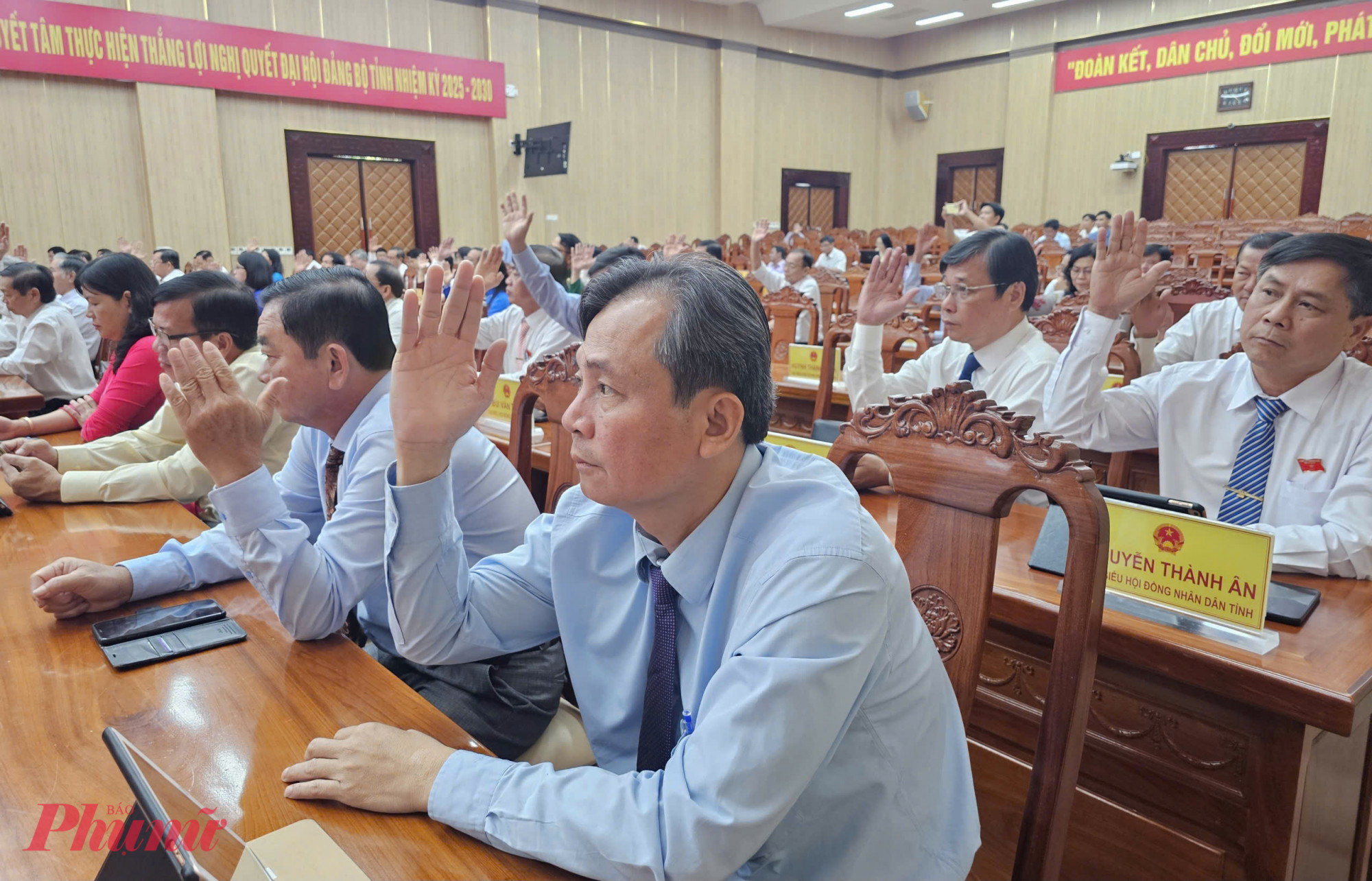 Đại biểu HĐND tỉnh An Giang thông qua nghị quyết Điều chỉnh quy hoạch tỉnh An Giang thời kỳ 2021-2030, tầm nhìn đếm 2050 - Ảnh Phú Hữu