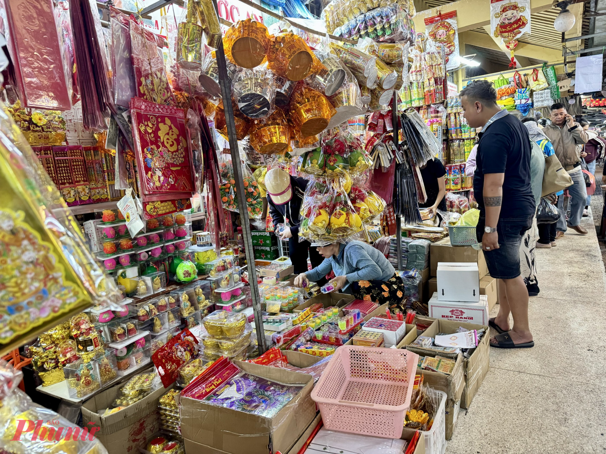 Khu vực bán đồ cúng cũng rơi vào tình cảnh tương tự 
