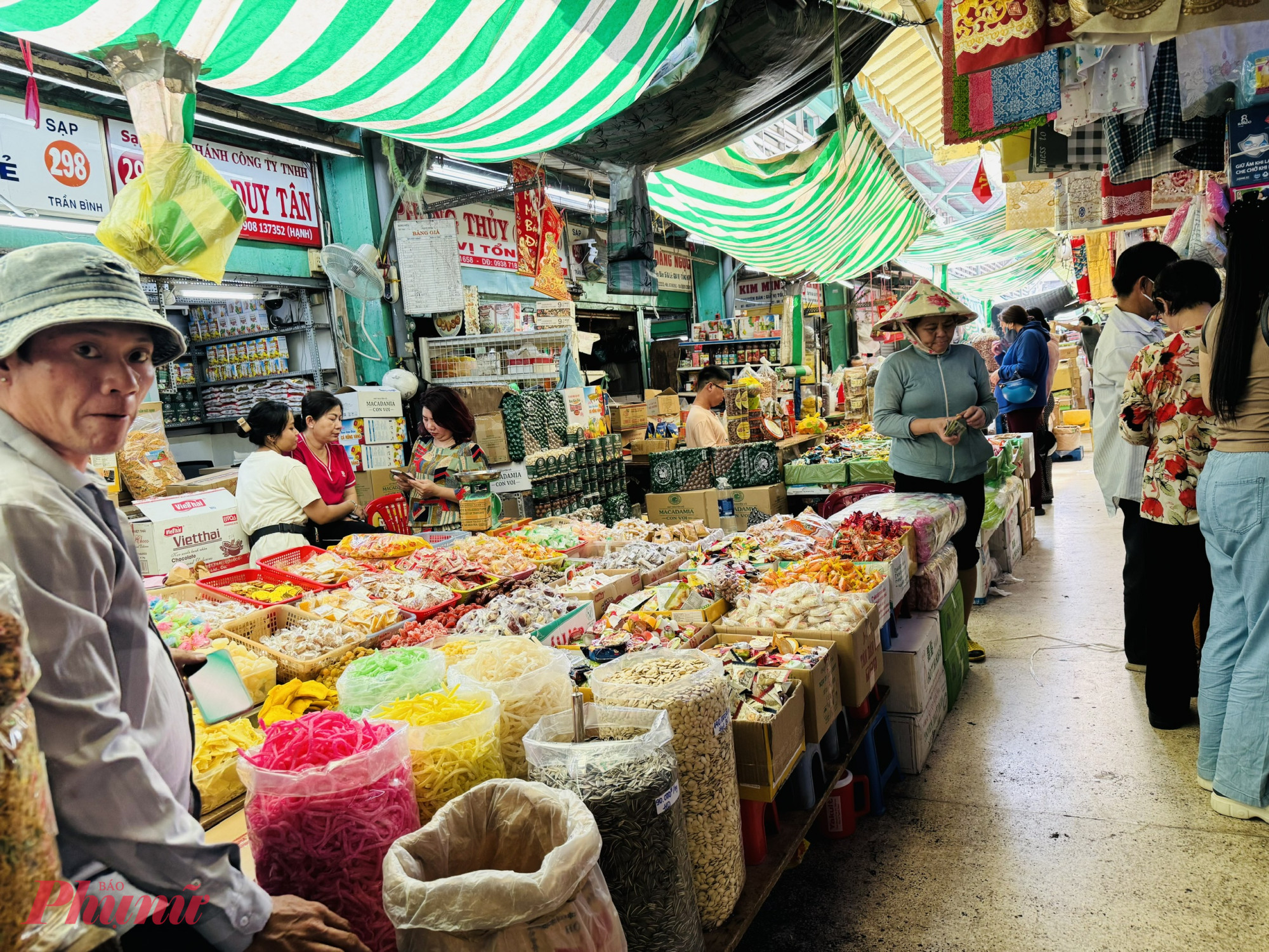 Theo chia sẻ của một chủ sạp, so với dịp tết các năm trước, khách đến chợ phải giảm từ 30-50%