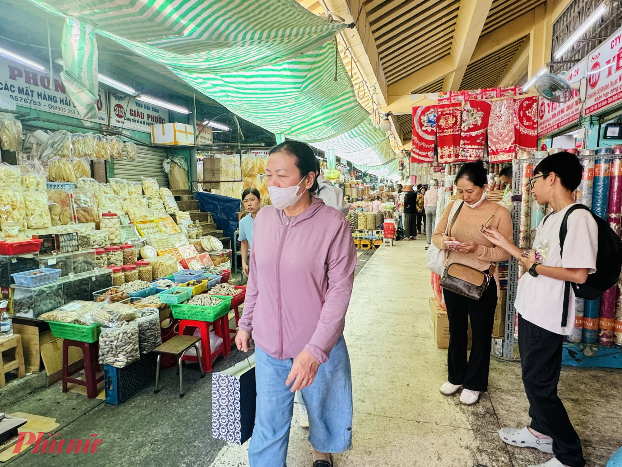 Dù mới 9-10 giờ sáng — thời điểm lẽ ra khách phải đổ về đông đúc — nhưng chợ Bình Tây (hay còn gọi là chợ Lớn) lại rơi vào tình trạng khá thưa thớt, vắng vẻ.