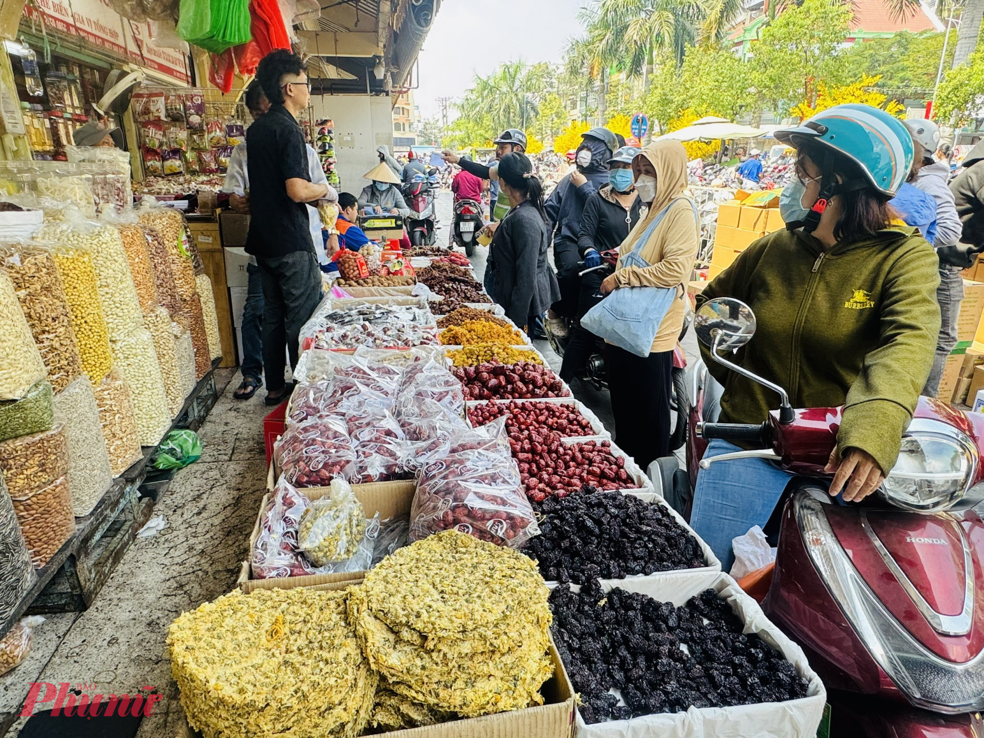 Ngay cả những sạp ở mặt tiền chợ, lượng khách cũng không quá đông giống các năm về trước