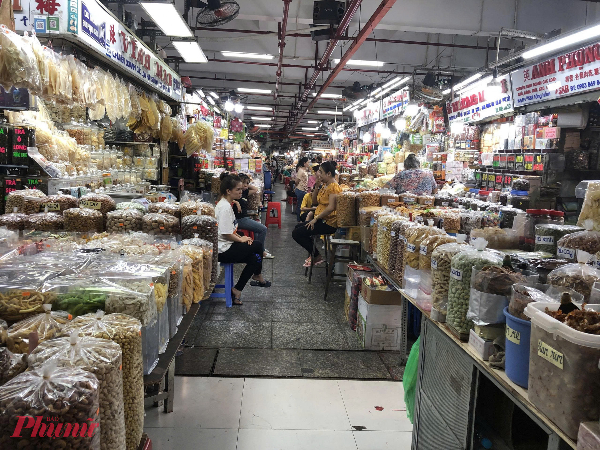 Chợ An Đông cũng rơi vào tình cảnh tương tự khi người bán bắt ghế ra trước ngồi ngóng khách. 