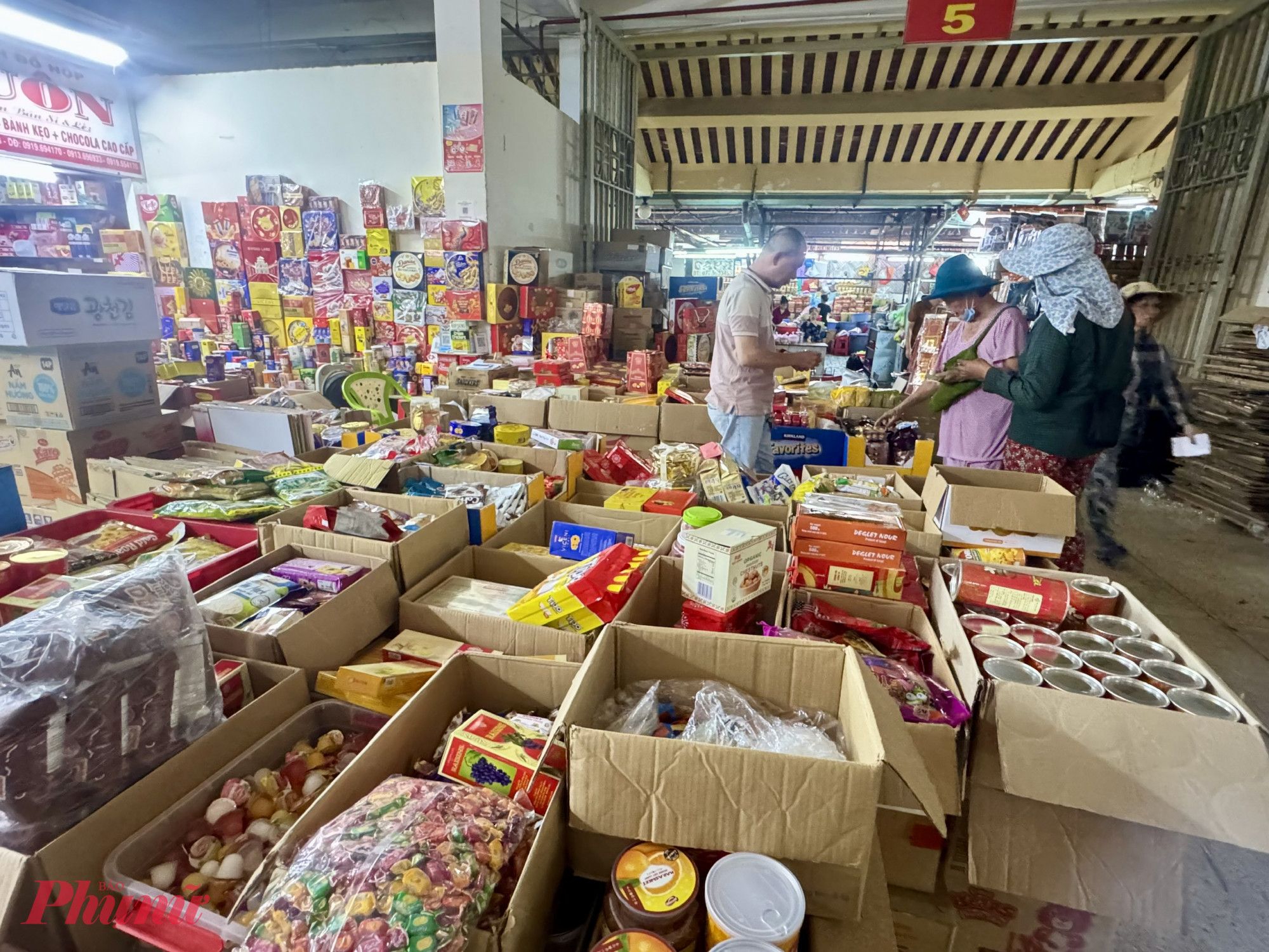 Các khu vực bán bánh nhập khẩu thì lượng khách mua cũng vắng