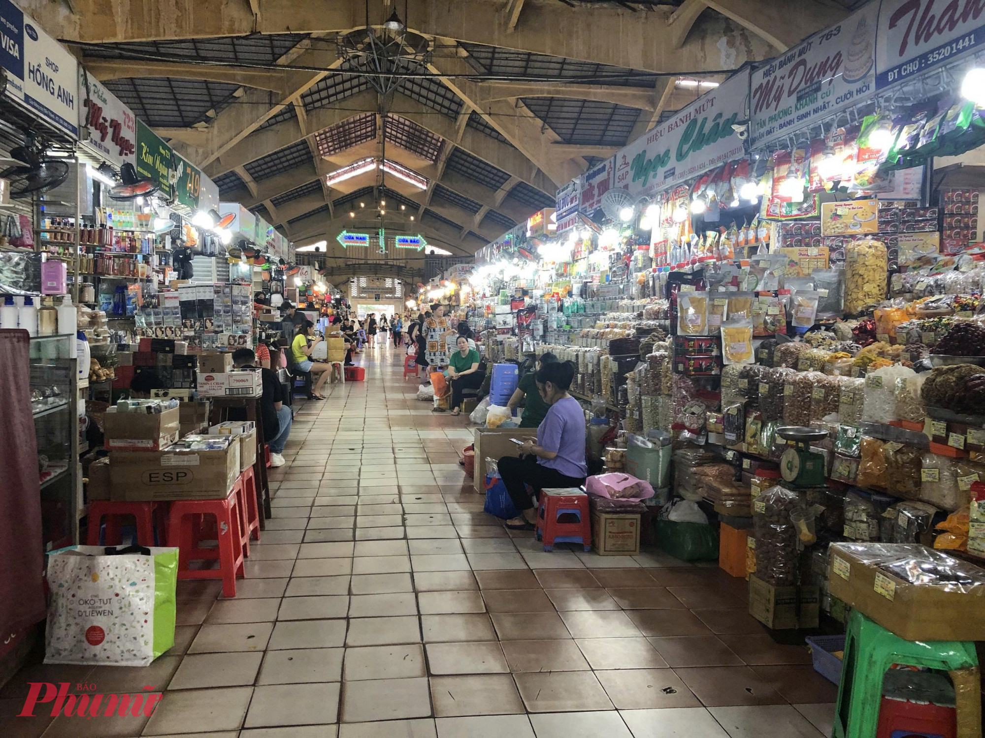 Chợ Bến Thành cũng rơi vào tình trạng vắng khách tương tự, người bán nhiều hơn người mua