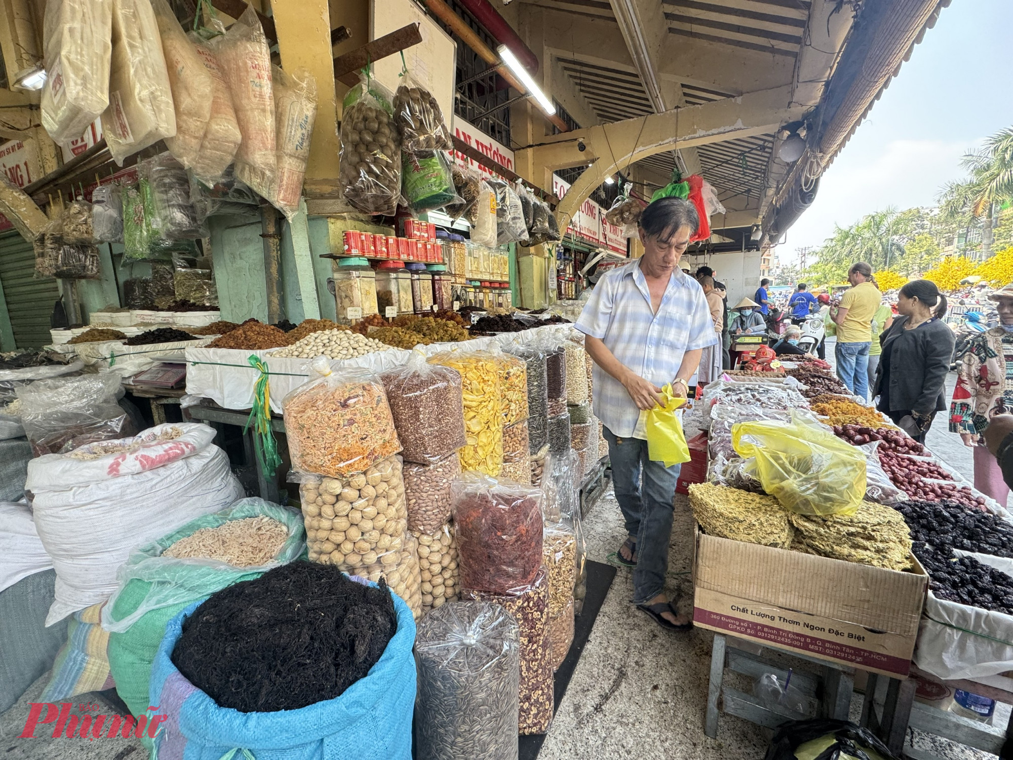 Riêng các loại hạt như hạt điều, hạt dẻ... là tăng giá mạnh nhất. Hạt điều giá sỉ đã là 280.000 và 320.000 đồng/kg, tuỳ loại. Giá hạt điều tăng theo từng ngày nhưng 