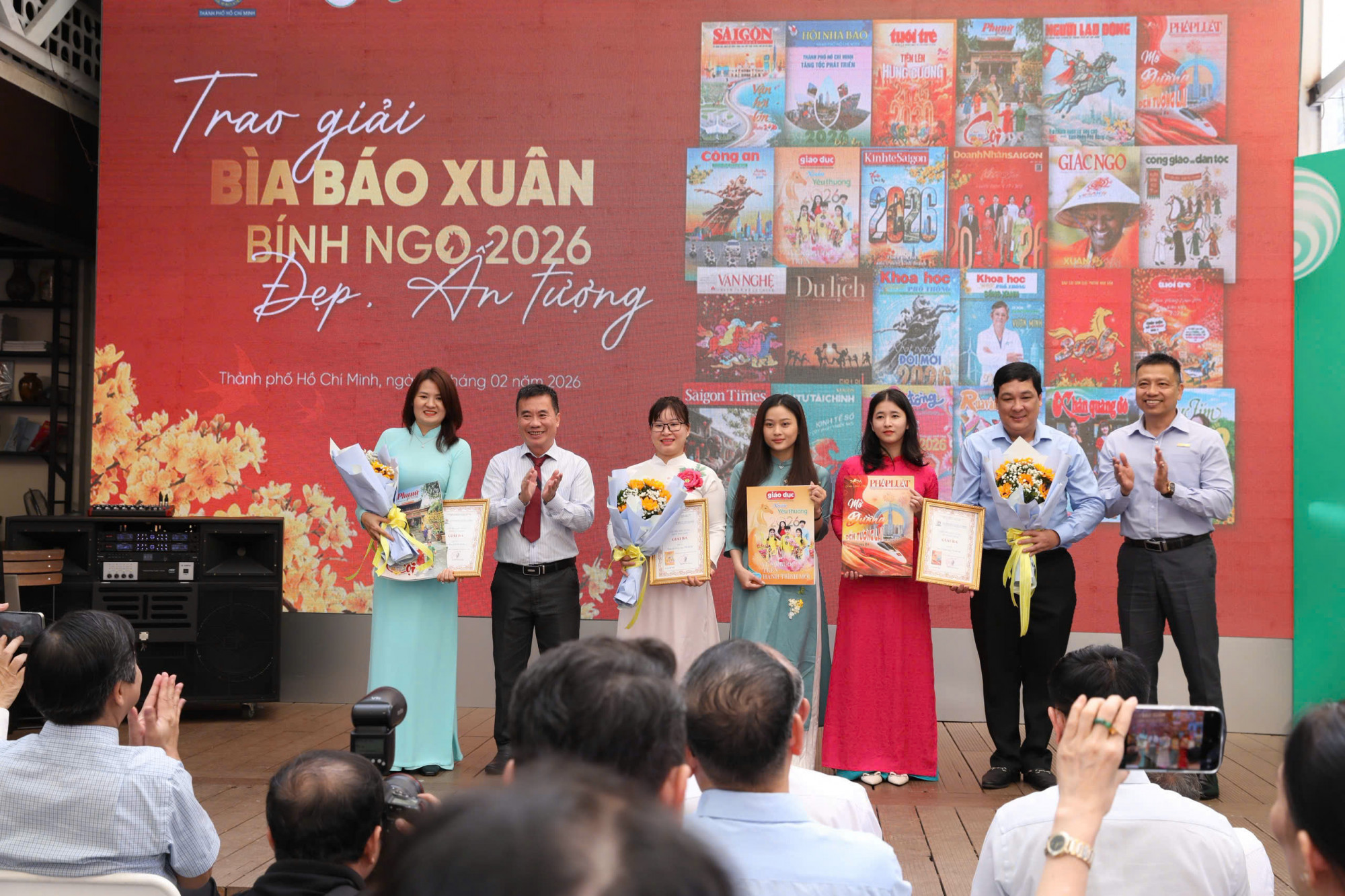 Đại diện Báo Phụ Nữ TPHCM (bìa trái) nhận giải Ba bìa báo xuân