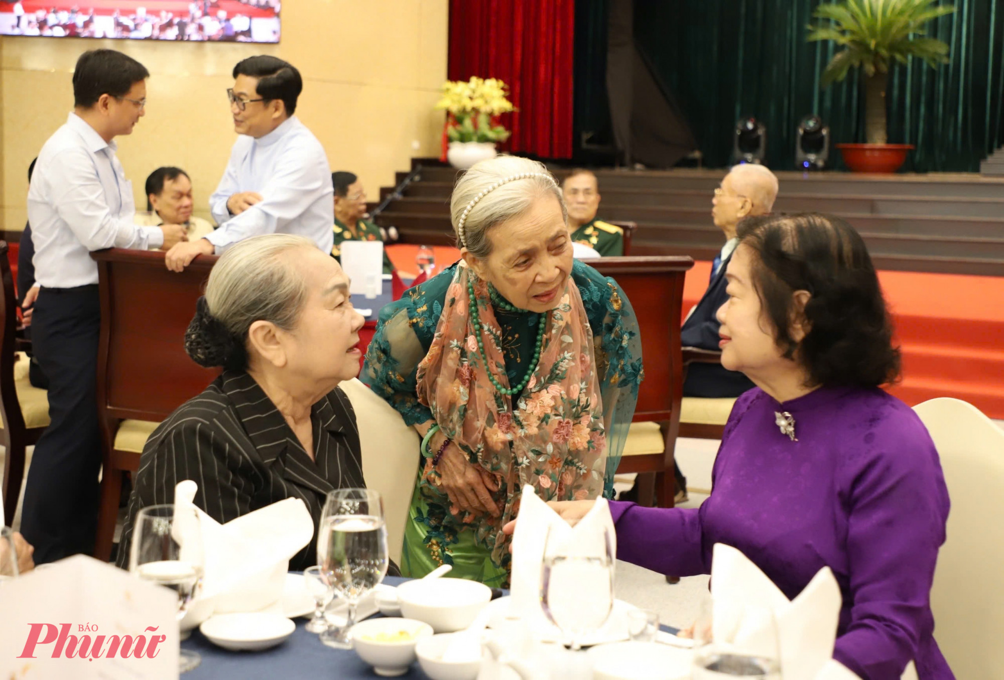 Không khí thân tình, nghĩa tình tại buổi họp mặt mừng Đảng, mừng Xuân của TPHCM - Ảnh: Thanh Tâm