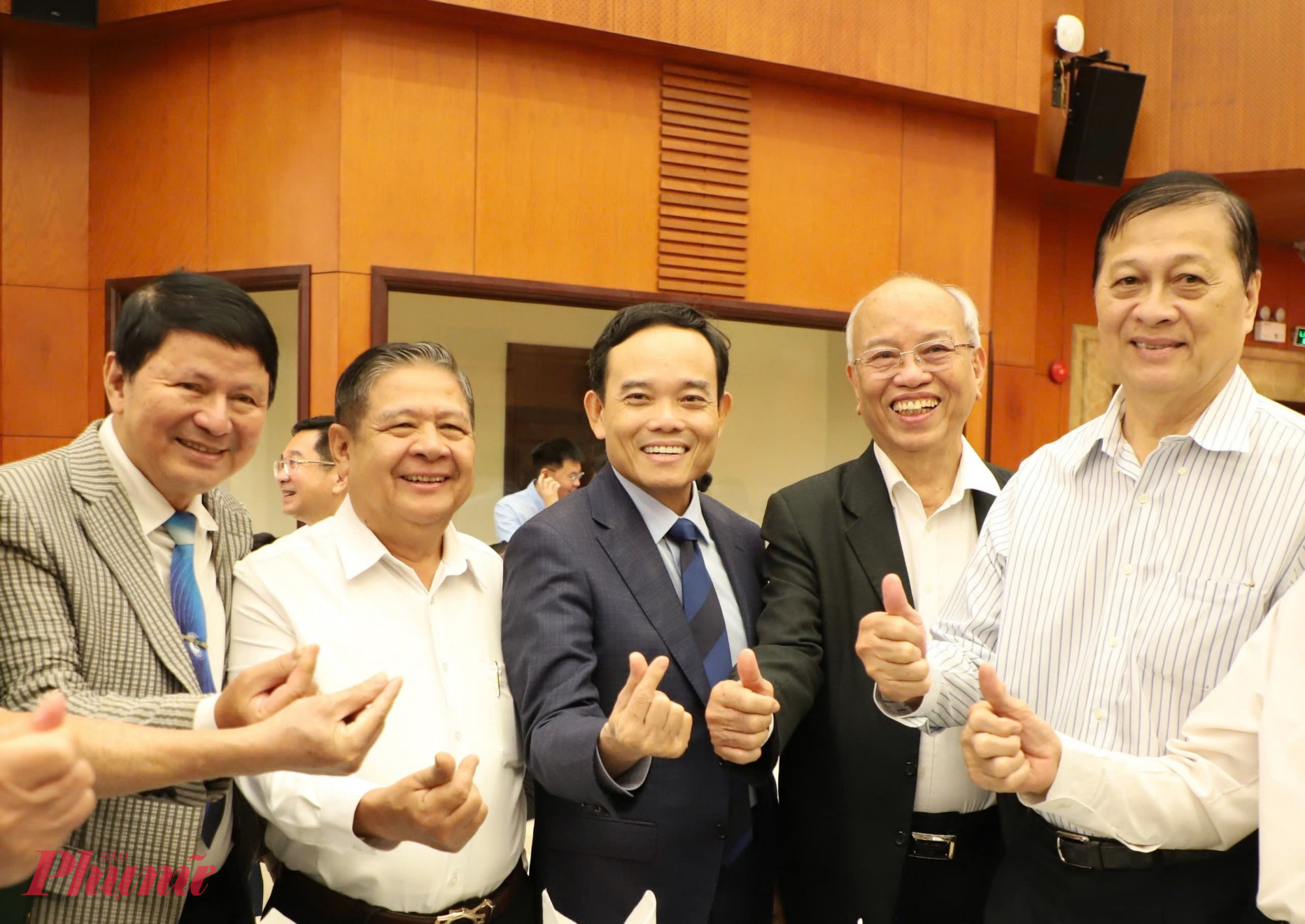 Bí thư Thành ủy TPHCM Trần Lưu Quang trò chuyện với các đại biểu tham dự buổi họp mặt - Ảnh: Thanh Tâm