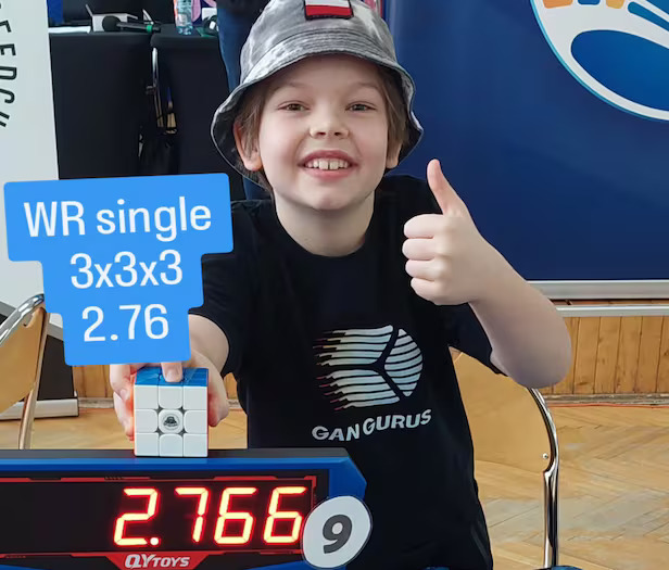Cậu bé 9 tuổi giải rubik 3x3x3 trong 2,76 giây - Ảnh: Teodor Zajder