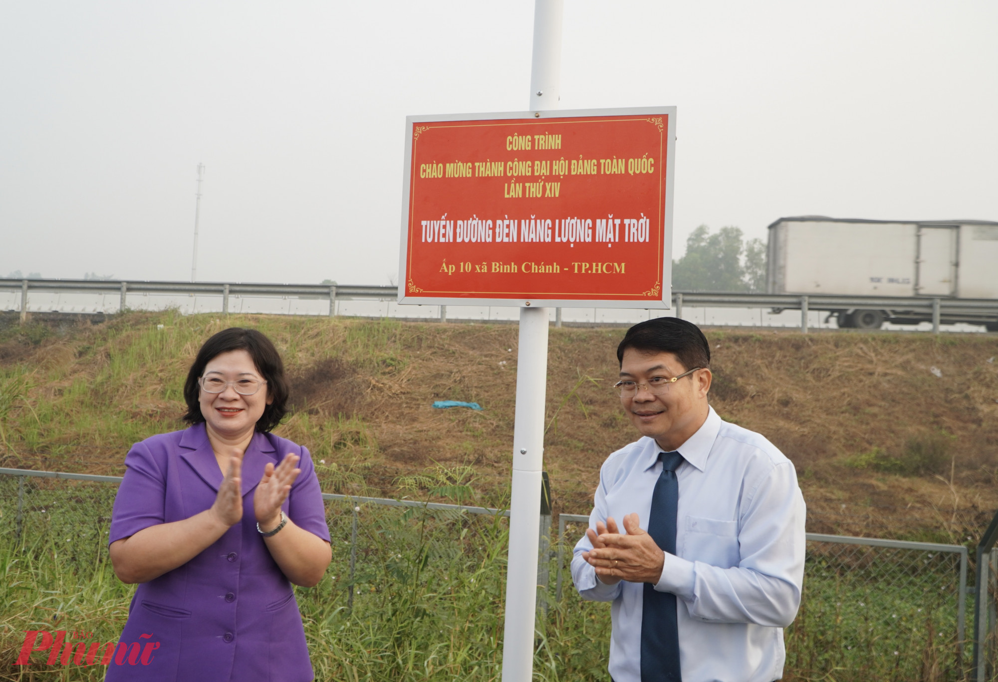 Bà Văn Thị Bạch Tuyết - Phó bí thư Thành uỷ TPHCM và ông Nguyễn Văn Lợi - Bí thư xã Bình Chánh thực hiện nghi thức đường lắp đèn năng lượng mặt trời