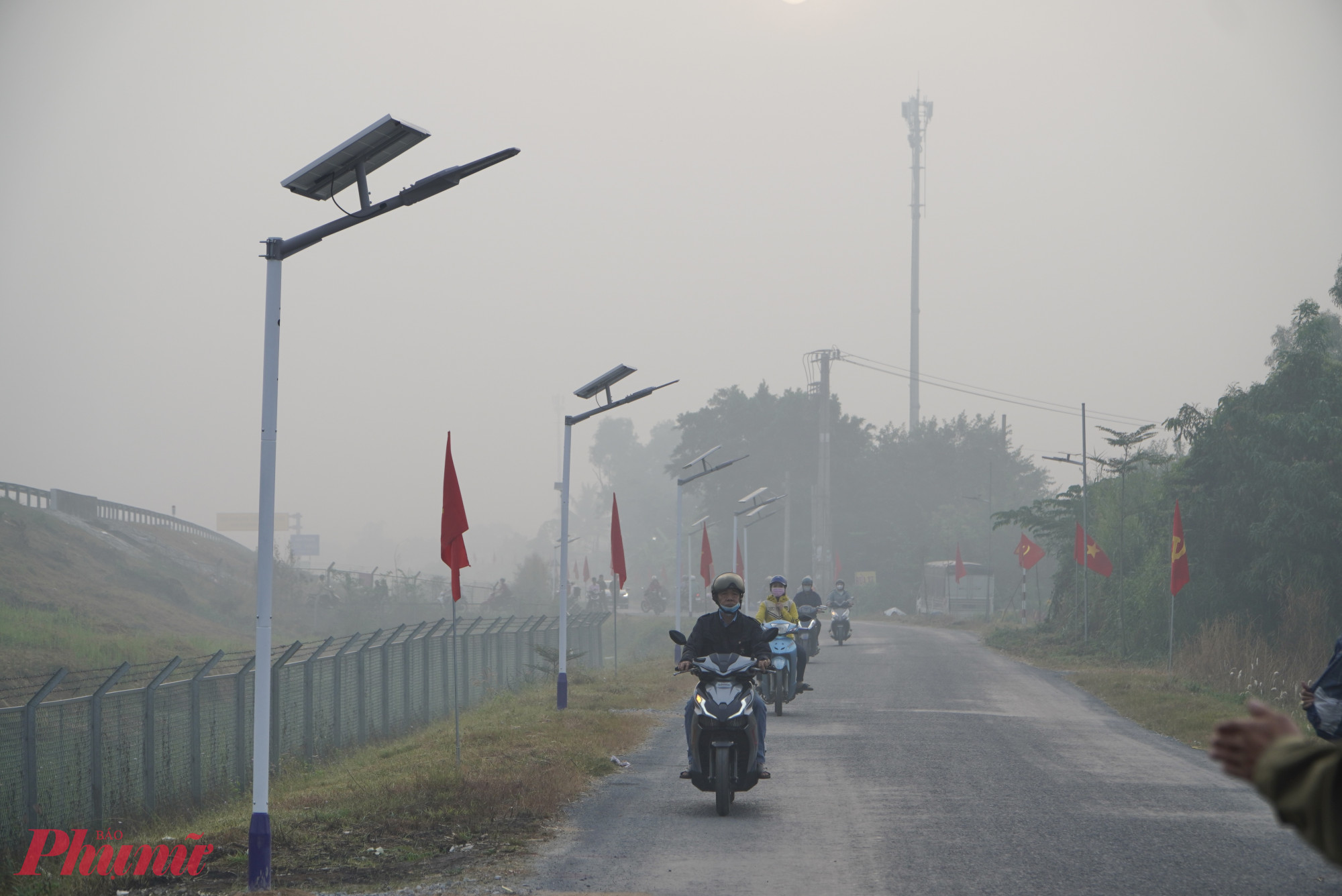 Tuyến đường dân sinh được lắp đèn chiếu sáng, góp phần đảm bảo an ninh và an toàn giao thông cho người dân - Ảnh: Thanh Tâm