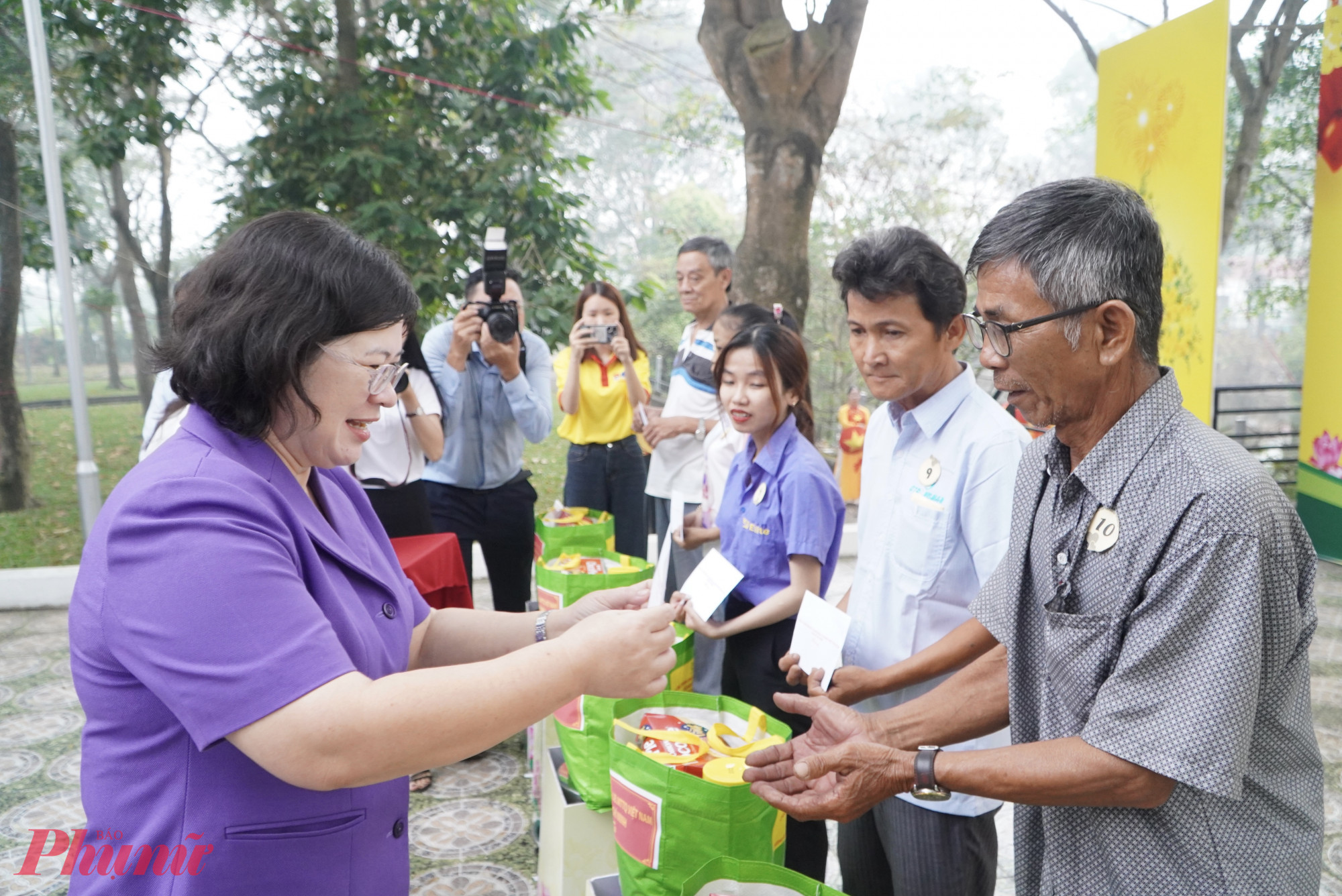Bà Văn Thị Bạch Tuyết - Phó bí thư Thành uỷ TPHCM trao quà cho người dân có hoàn cảnh khó khăn tại xã Bình Chánh - Ảnh: Thanh Tâm