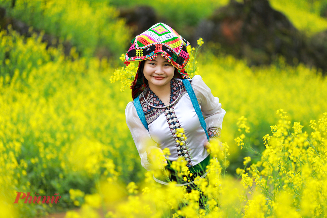 Suối Giàng hiện lên dịu dàng qua ánh mắt trong veo và nụ cười e ấp của thiếu nữ dân tộc Thái.