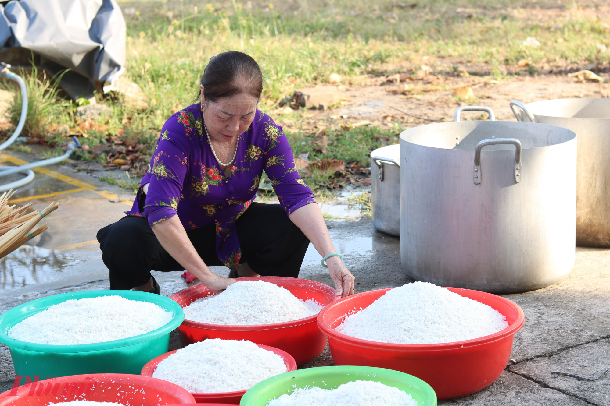 Bà Nguyễn Thị Ngọt tỉ mẩn chuẩn bị nếp để mọi người cùng ngồi lại gói bánh chưng - Ảnh: Mẫn Nhi