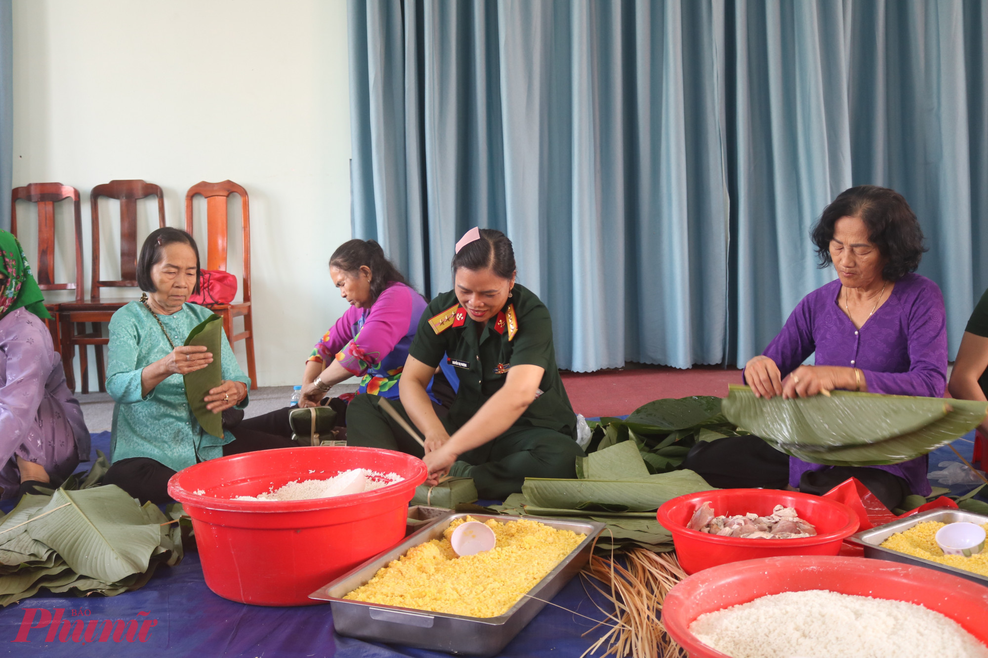 Mọi người cùng nỗ lực để góp thêm hương vị vào giỏ quà tết tặng các hộ dân khó khăn - Ảnh: Mẫn Nhi