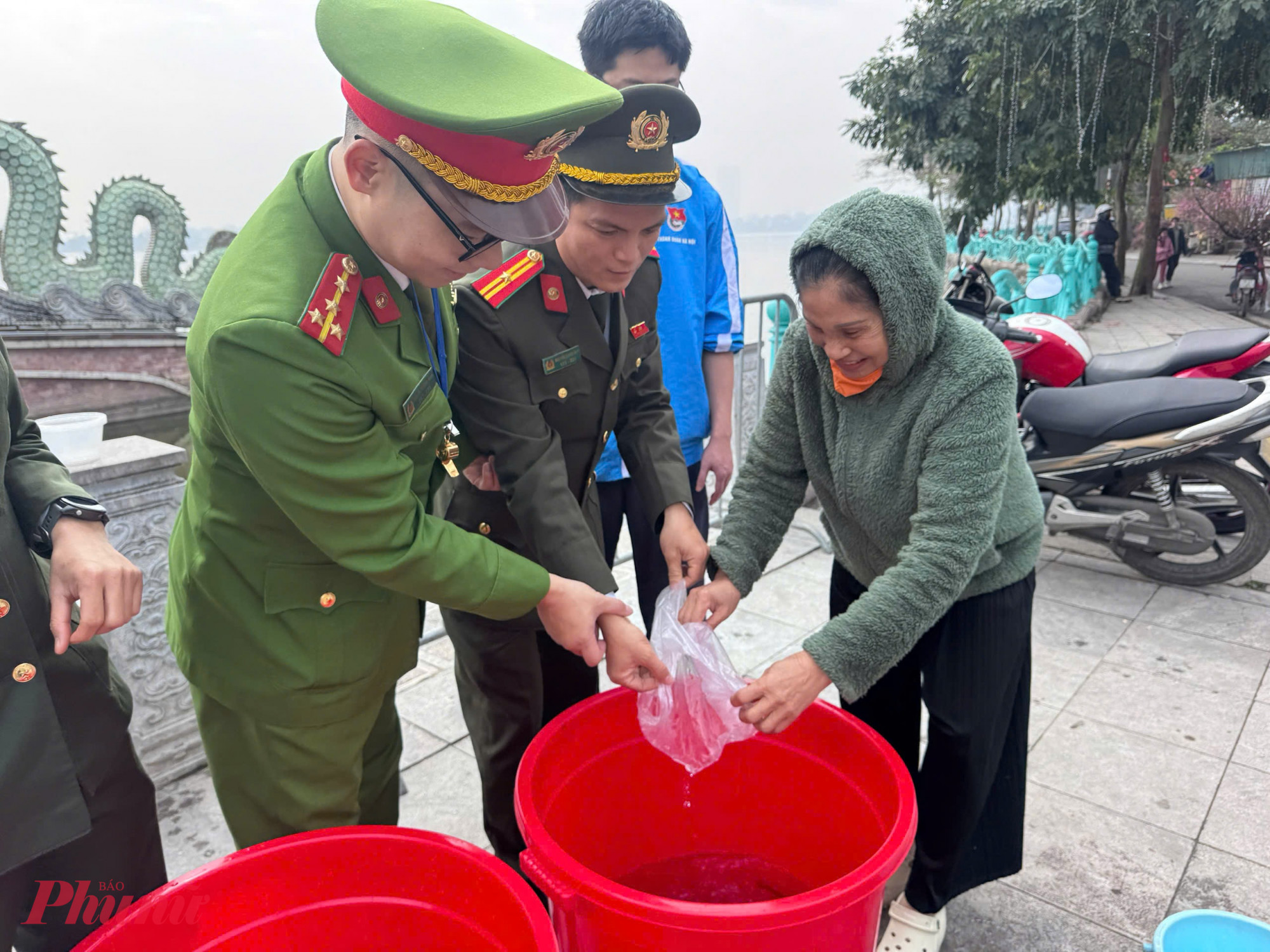 Nhằm hạn chế tình trạng cá chết sau khi bị thả xuống hồ và rác thải nhựa gây ô nhiễm môi trường, từ sáng sớm, lực lượng Công an phường Tây Hồ phối hợp cùng Đoàn Thanh niên và Hội Phụ nữ phường có mặt tại các điểm ven hồ để hỗ trợ người dân trong quá trình phóng sinh cá.