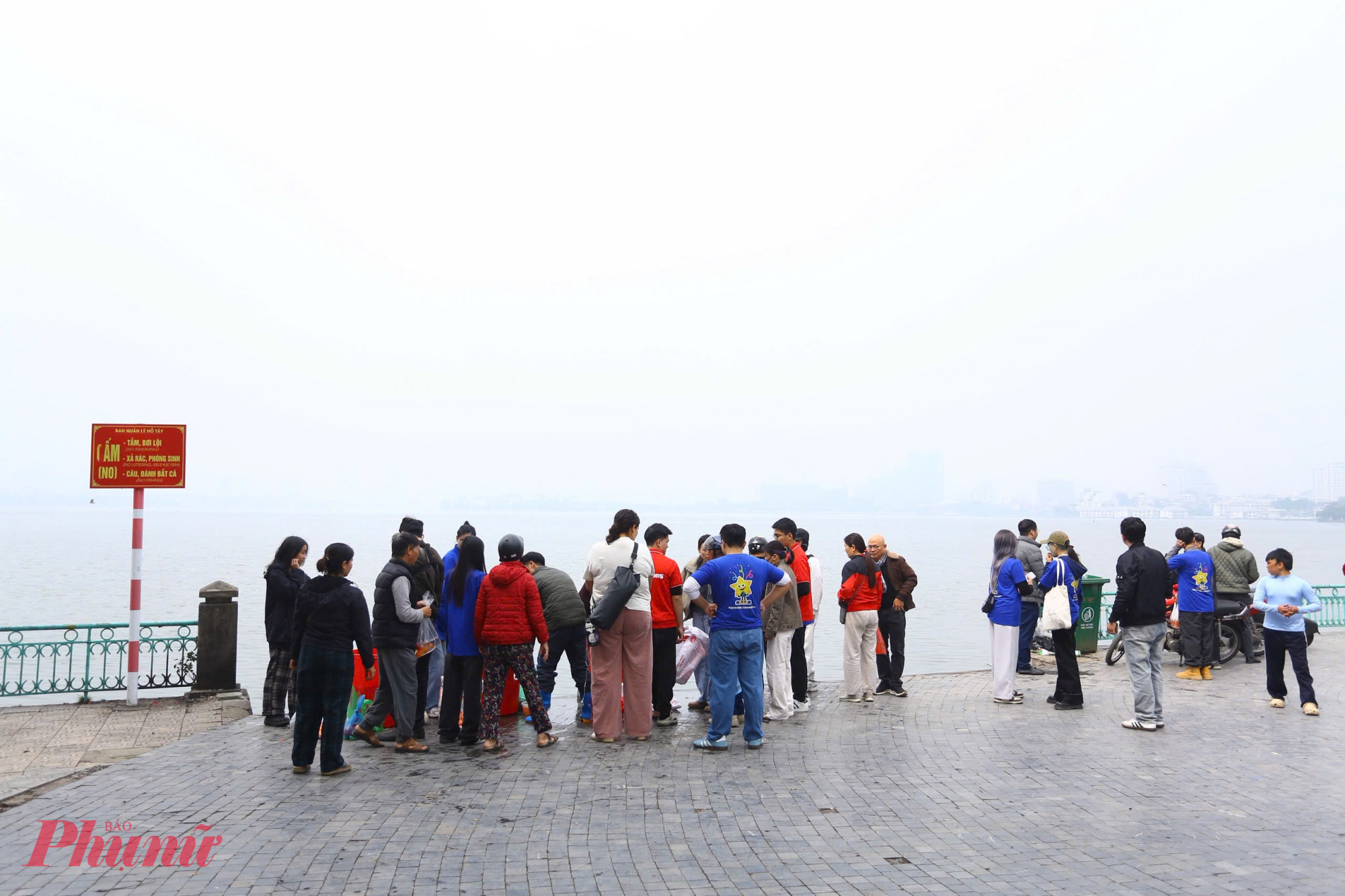 Sáng 10/2 (23 tháng Chạp), tại khu vực Hồ Tây, phường Tây Hồ, TP Hà Nội, nhiều người dân sau khi làm lễ tiễn ông Công, ông Táo đã mang cá chép đỏ đến đây để phóng sinh theo phong tục truyền thống.