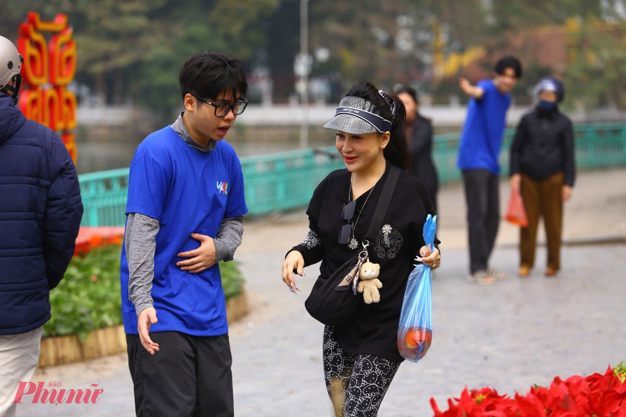 Người dân mang cá ra các khu vực hồ để phóng sinh.