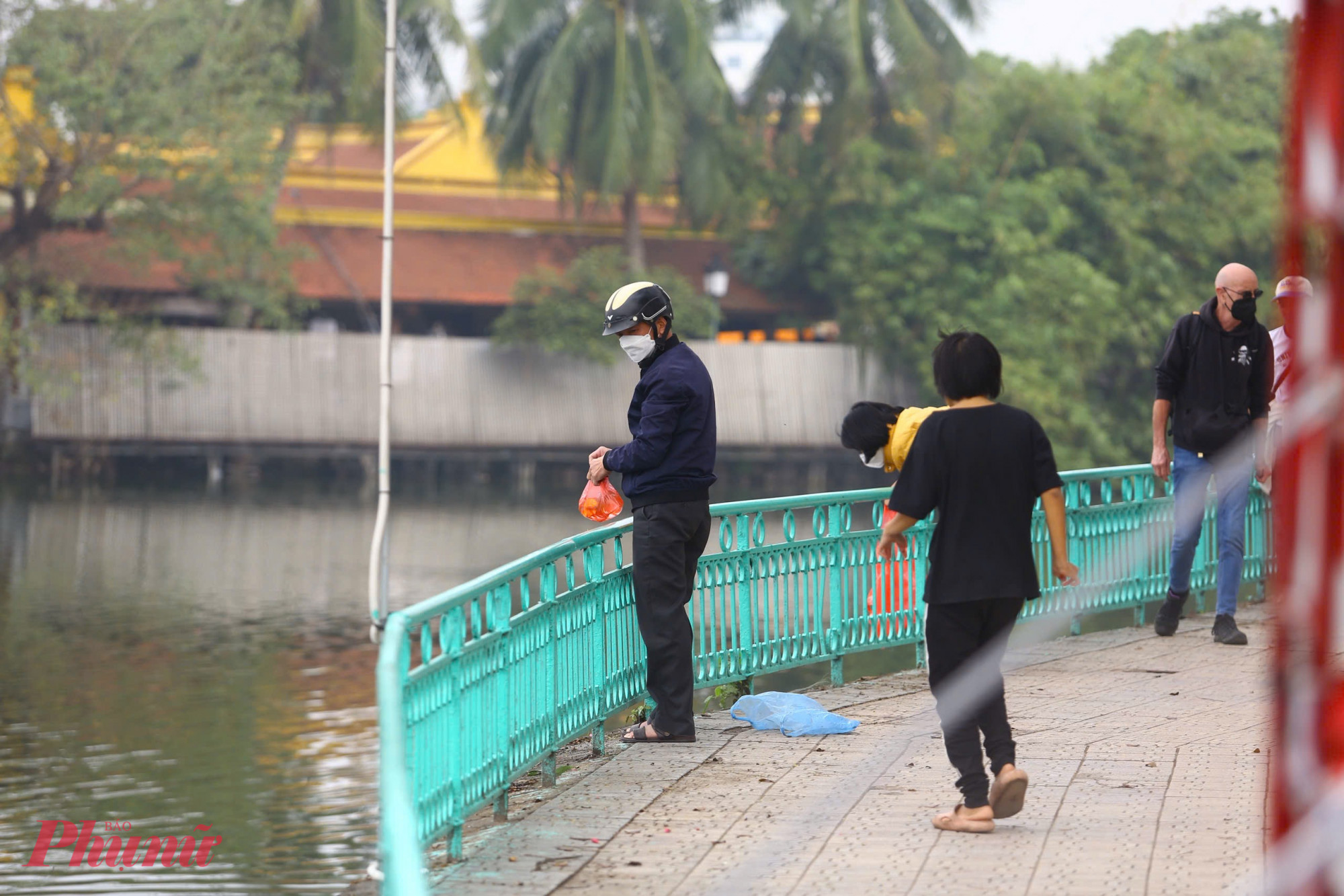 Theo phong tục truyền thống, vào ngày 23 tháng Chạp hằng năm, người dân thường thả cá chép để tiễn Táo quân về trời, gửi gắm ước vọng về một năm mới bình an, may mắn. 