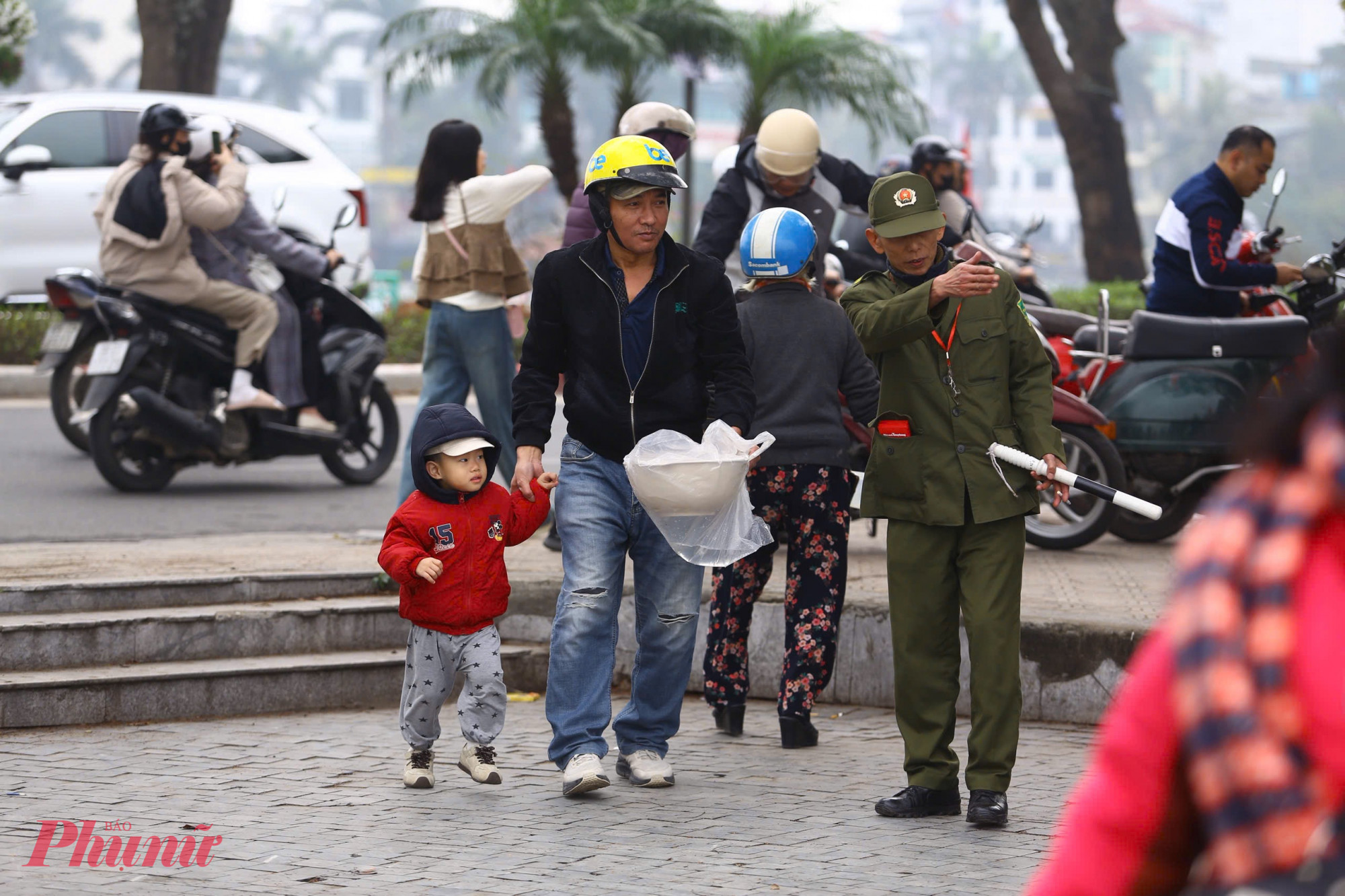 Càng về trưa, lượng người dân mang cá đến khu vực Hồ Tây phóng sinh càng đông.