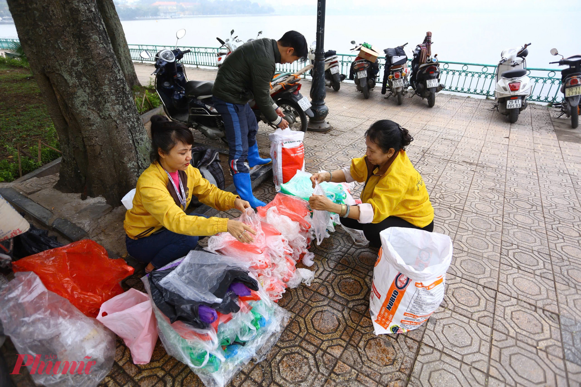 Song song với đó, các đơn vị chức năng tập trung xử lý “rác thải tâm linh” và rác trôi nổi trên mặt nước. Xí nghiệp Thoát nước số 01 duy trì từ 02 đến 03 thuyền thu gom hoạt động thường xuyên, kịp thời vớt bát hương, đồ thờ cũ và các loại rác thải phát sinh, bảo đảm mặt hồ luôn thông thoáng, sạch đẹp.