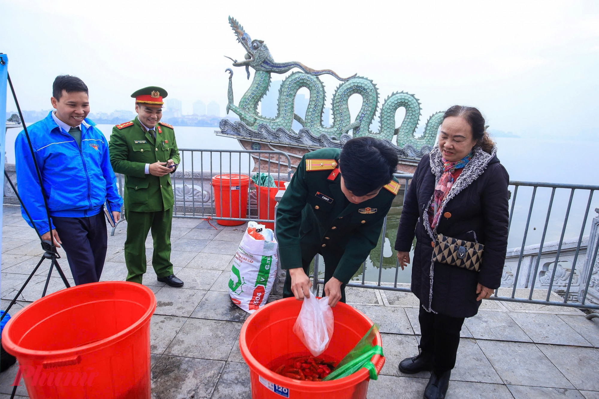 Tại các điểm chốt, lực lượng Công an phường Tây Hồ giữ vai trò nòng cốt, phối hợp chặt chẽ với các đơn vị chức năng tổ chức phân luồng giao thông, hướng dẫn người dân thực hiện nghi thức phóng sinh đúng quy định, đồng thời đẩy mạnh tuyên truyền, nhắc nhở, kịp thời phát hiện, ngăn chặn và xử lý các hành vi vi phạm về bảo vệ môi trường.