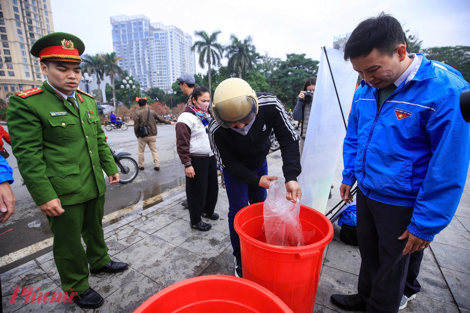 Đại diện Công an Phường Tây Hồ cho biết, theo kế hoạch, các lực lượng chức năng sẽ thiết lập 22 điểm chốt trực tại những khu vực thường xuyên diễn ra hoạt động phóng sinh như đường Thanh Niên, khu vực Hai Con Rồng, Nguyễn Đình Thi, Trích Sài, Vệ Hồ… Thời gian cao điểm triển khai bắt đầu từ 14g00 ngày 09/02/2026 và duy trì liên tục từ 07g00 đến 17g30 ngày 10/02/2026. 