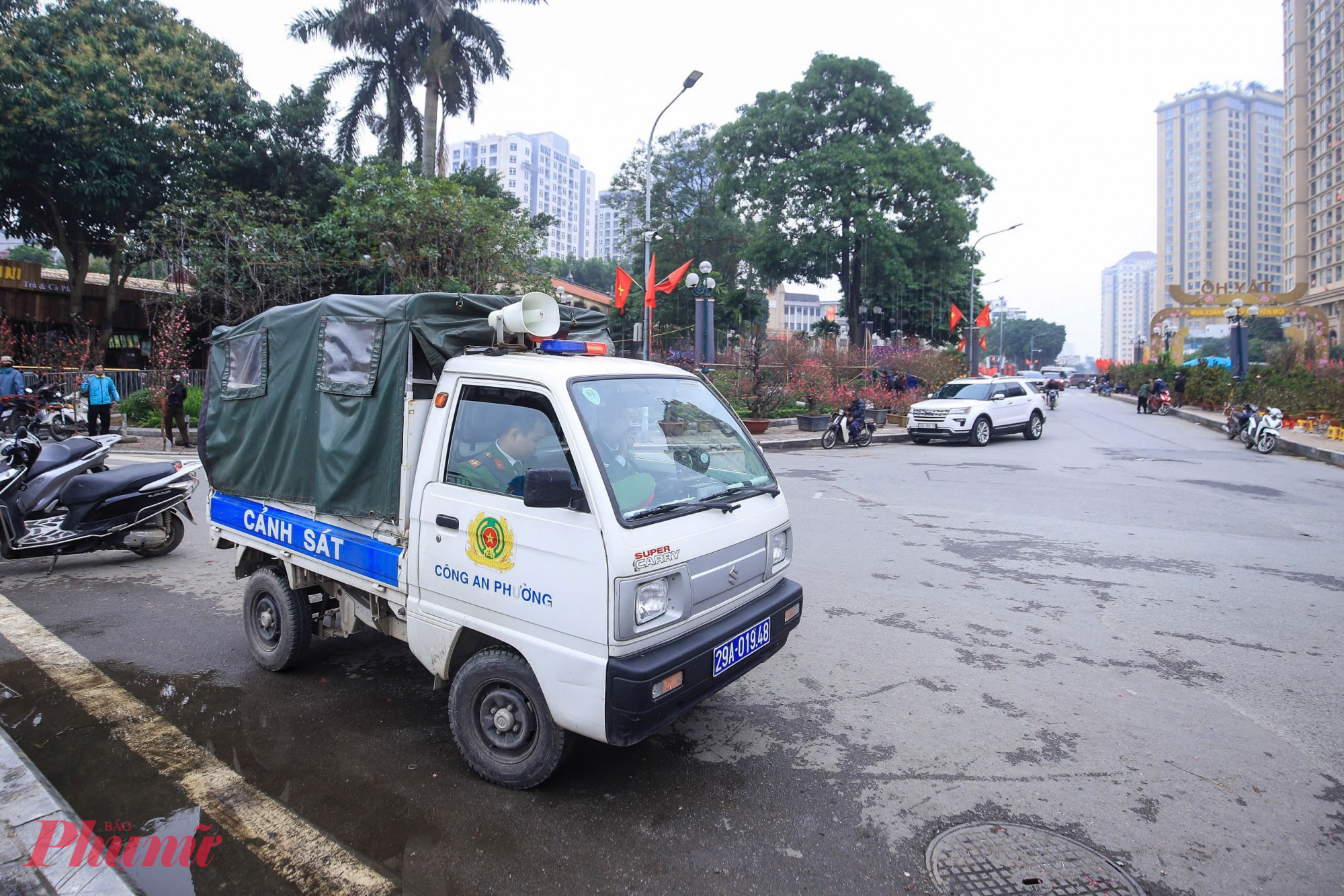 Lực lượng chức năng dùng xe chuyên dụng, vận chuyển hàng trăm con cá chép di chuyển quãng đường khoảng 3km để đến địa điểm thả bên bờ sông Hồng.