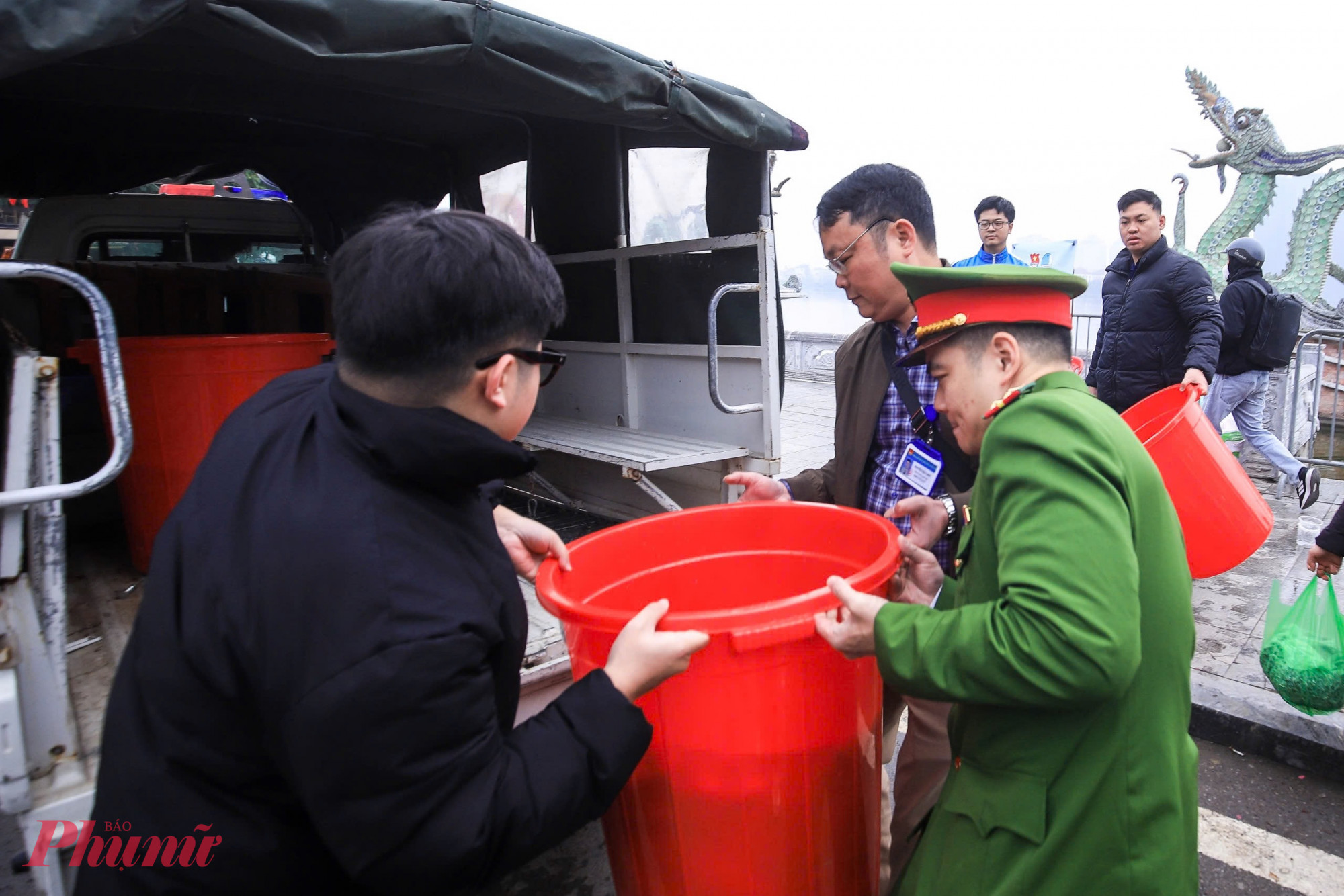 Điểm mới trong công tác năm nay là việc bố trí xe chuyên dụng thu gom cá tại các điểm trực, sau đó vận chuyển đến các khu vực sông, hồ phù hợp để thả cá. Cách làm này vừa bảo đảm ý nghĩa tâm linh của phong tục truyền thống, vừa hạn chế tác động tiêu cực đến hệ sinh thái đặc thù của Hồ Tây. 