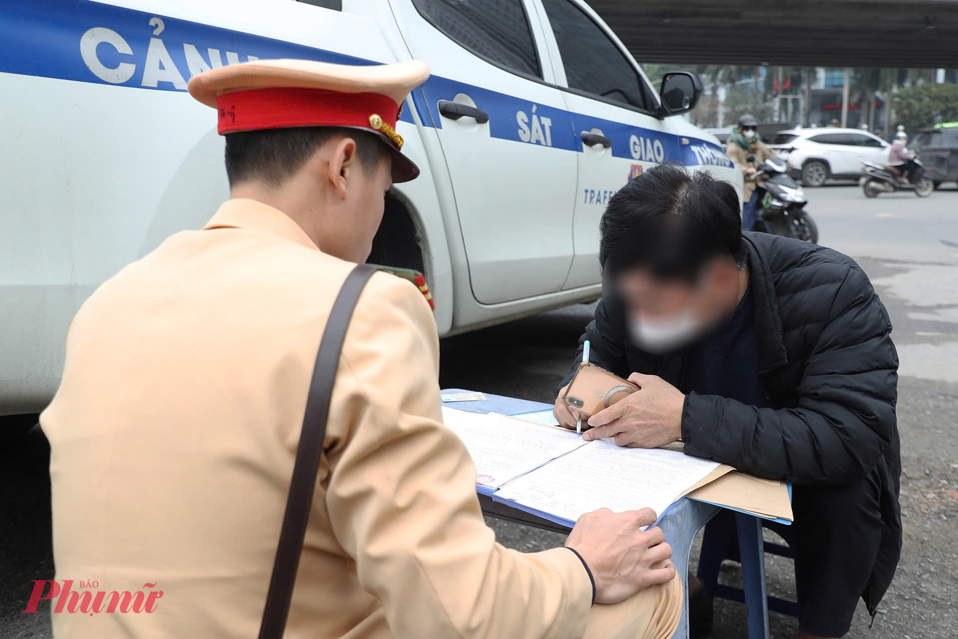 CSGT làm việc với tài xế T.