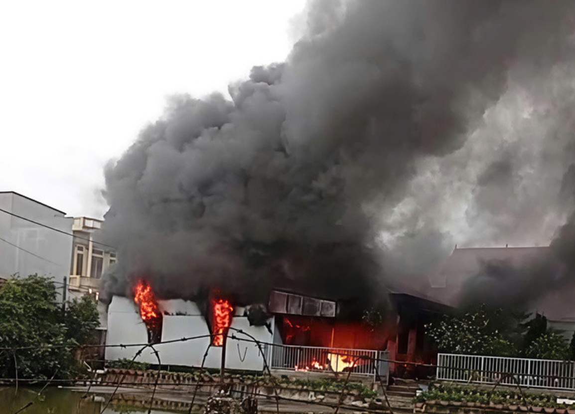 Lửa lớn cùng khói đen dày đặc bao trùm cả khu nhà tình thương. Ảnh: A.H