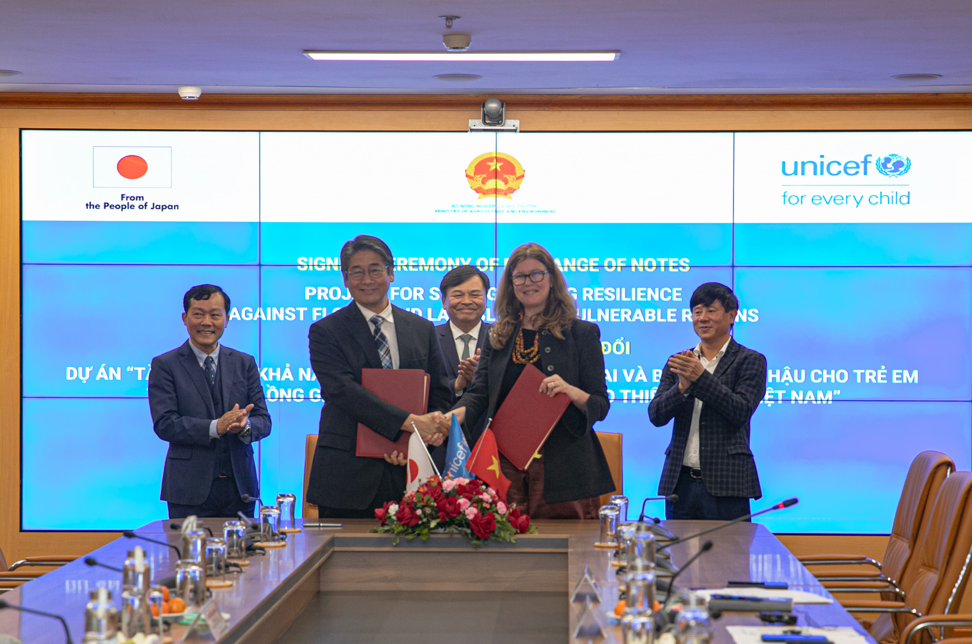 Ông Ông Ito Naoki - Đại sứ Đặc mệnh Toàn quyền Nhật Bản tại Việt Nam (bìa trái) và bàSilvia Danailov - Trưởng Đại diện UNICEF tại Việt Nam  - Ảnh: UNICEF