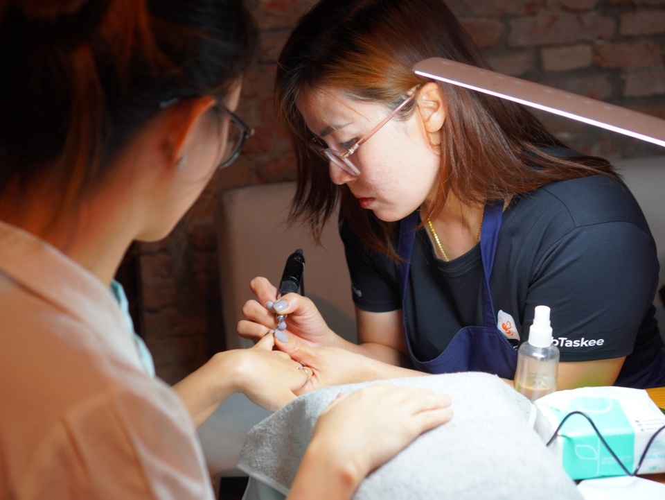Các dịch vụ làm móng, chăm sóc tóc cũng khá hút giới trẻ