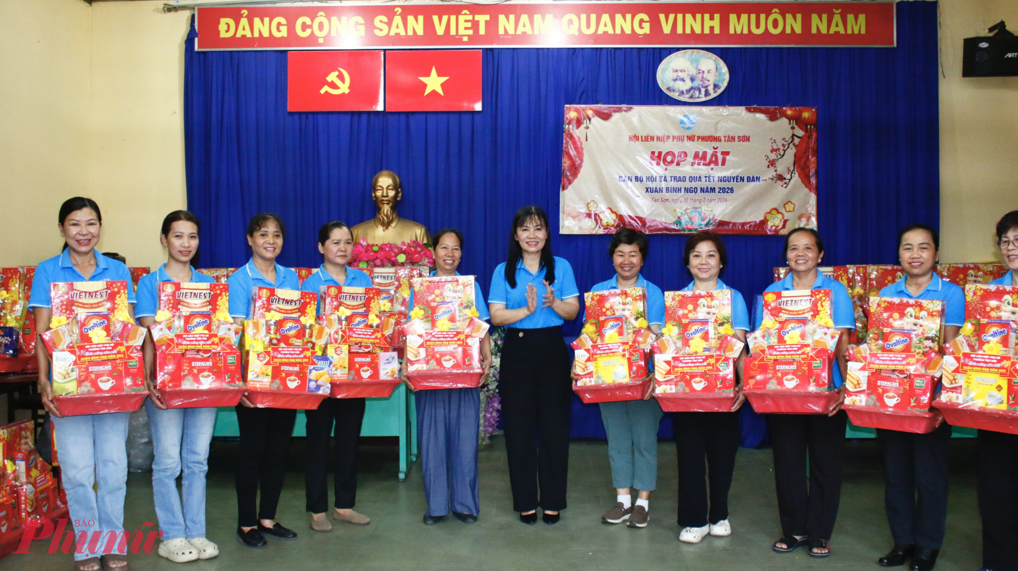 Hội LHPN phường trao tặng 70 phần quà tết cho cán bộ hội, mỗi phần trị giá 350.000 đồng, nhằm động viên tinh thần và ghi nhận những đóng góp của đội ngũ cán bộ hội trong suốt thời gian qua.