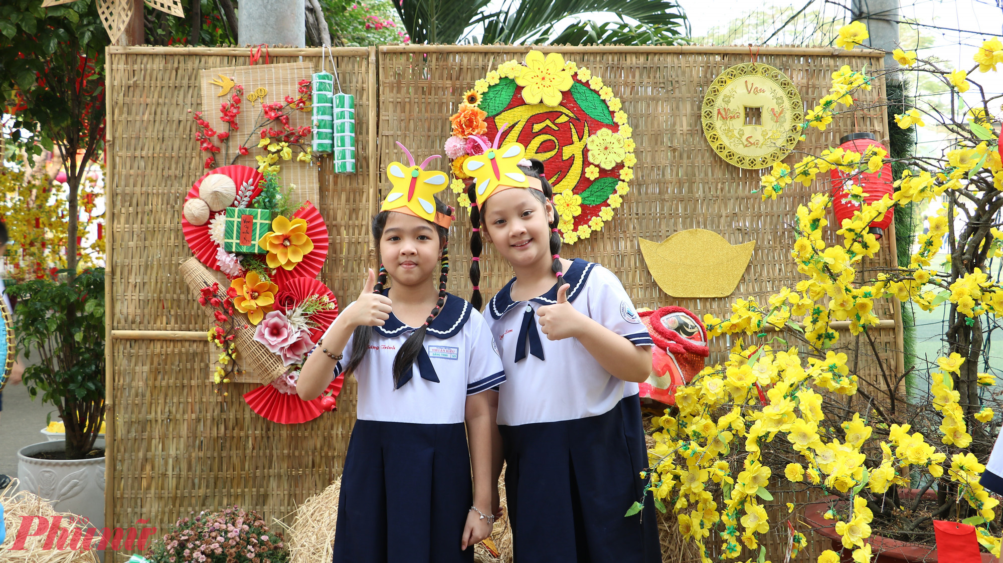 Học sinh vui vẻ chào đón năm mới đến